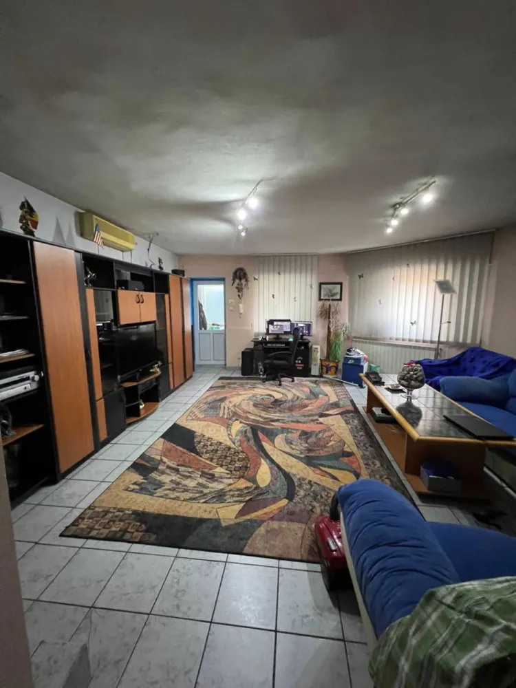 Casa Vila Splaiul Unirii P+2+pod si P+1 eventual schimb OFERTA - Casa Vila Splaiul Unirii P+2+pod si P+1 sunt doua corpuri in aceeasi casa cu intrari separate care se pot uni daca se doreste,pot locui doua familii separat sau schimb cu ceva mai mic,eventual si apartamente + diferenta
,casa are toate cerintele de la put propriu si Apa Nova, sistem de supraveghere,alarme,aer conditionat,centrala termica,garaj auto cu rampa,etc,se mai poate ridica un etaj deoarece parterul are ziduri groase de 80 cm inclusiv temelia,constructie an 2004,camerele 7 sunt foarte mari daca se doreste sediu de firma,casa NU a fost facuta de vanzare,unic propietar,mai multe detalii si mai multe poze ( nu sunt fotograf ),vizionare la telefon,PRETUL LA M3 CONSTRUIT ESTE CEL MAI MIC DIN ZONA