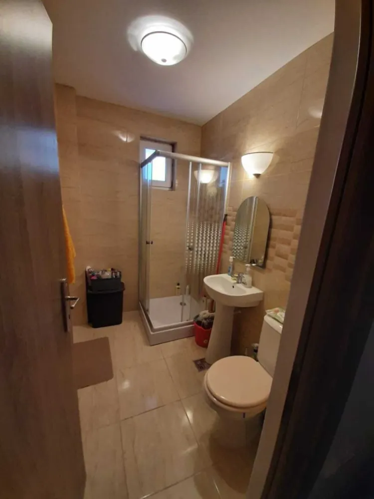 Proprietar , vand sau schimb garsoniera Mamaia Nord - Vand sau schimb garsoniera , an constructie 2016, utilata si mobilata , bloc curat , vecini foarte draguti
Dintre facilitati enumar:
-loc de parcare
-boxa
-38 mp utili
-mobilata :canapea , pat ,sifonier, mobila bucatarie, saltea -toate noi de la Dedeman
-masa si scaune
-TV
-frigider
-masina de spalat
-aer conditionat

Zona: strada M17, Mamaia Sat-Navodari, pe marginea lacului , priveliste deosebita catre lac si mare , fara posibilitatea de a se obtura vederea de alte blocuri in constructie

Accept si schimb cu garsoniera Bucuresti , minim 30 mp ,intr -o zona buna.

Pentru mai multe info va rog apel la 07*********19.Nu raspund la mesajele de pe olx decat rar din lipsa timpului.Multumesc