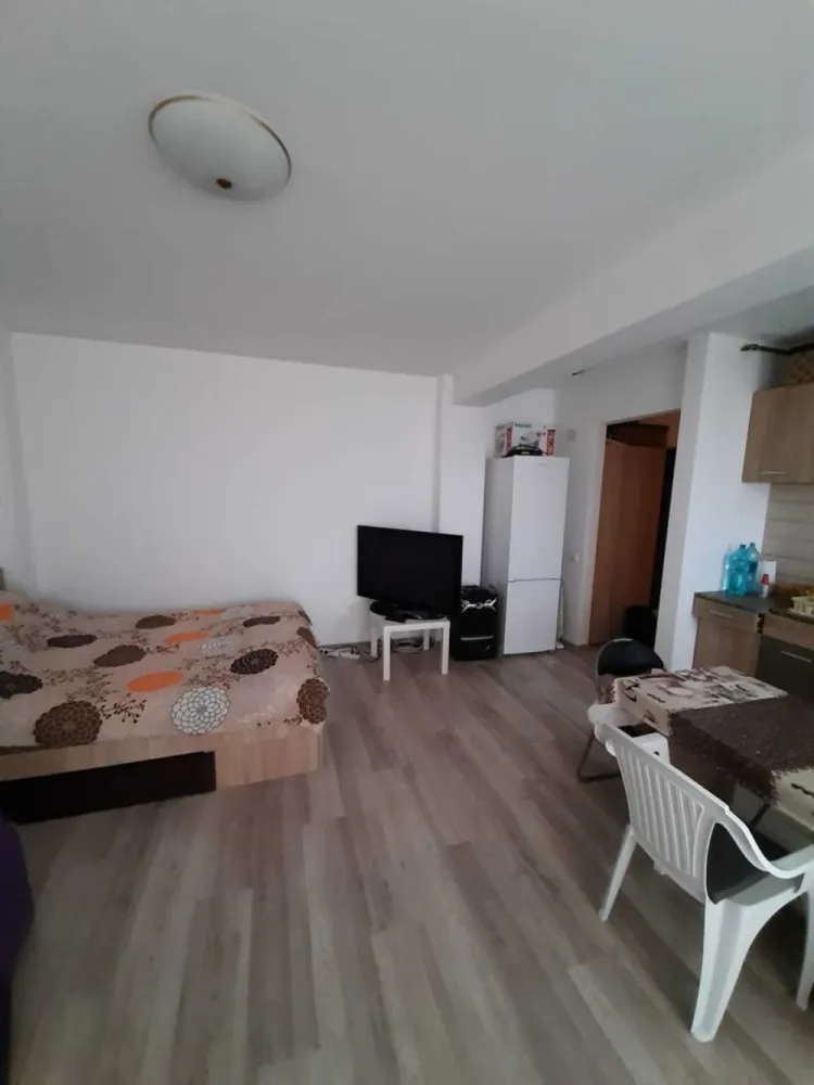 Proprietar , vand sau schimb garsoniera Mamaia Nord - Vand sau schimb garsoniera , an constructie 2016, utilata si mobilata , bloc curat , vecini foarte draguti
Dintre facilitati enumar:
-loc de parcare
-boxa
-38 mp utili
-mobilata :canapea , pat ,sifonier, mobila bucatarie, saltea -toate noi de la Dedeman
-masa si scaune
-TV
-frigider
-masina de spalat
-aer conditionat

Zona: strada M17, Mamaia Sat-Navodari, pe marginea lacului , priveliste deosebita catre lac si mare , fara posibilitatea de a se obtura vederea de alte blocuri in constructie

Accept si schimb cu garsoniera Bucuresti , minim 30 mp ,intr -o zona buna.

Pentru mai multe info va rog apel la 07*********19.Nu raspund la mesajele de pe olx decat rar din lipsa timpului.Multumesc