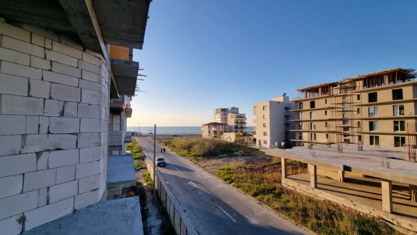 Ag. Eu. vinde aP. 2 Cam 38 mp Parter/8 finalizare 2024 feb. mamaia nord - Agentia Europa doreste sa va puna la dispozitie pentru vanzare apartamentul visurilor tale, de la malul mării! 
Apartamentul are suprafata utila 38 mp dintre care 6 mp este balconul . 
Amplasat într-o zonă liniștită a stațiunii Mamaia Nord, dar în același timp la doar 100 de metri de promenadă și plajă, proiectul îți oferă vacanța ta perfectă, acasă. Prin conceptul arhitectural deosebit, toți clienții vor beneficia de vedere către mare (atât din interior, cât și de pe terasă), indiferent de poziționarea în clădire.

Fațadele cu terase nu vor fi niciodată umbrite sau obturate de o altă construcție vecină viitoare, având în vedere ca terenul are deschidere la două străzi publice (în față: strada B1; în spate: strada A6).

Utilizarea eficientă a spațiilor, geometria pereților, generozitatea teraselor, potențialul turistic al zonei – fac din acest proiect probabil cea mai eficientă achiziție (raport calitate/preț) din stațiunea Mamaia Nord.

Multiple modalități de plată: avans 50% + diferența la predare – prețuri cu discount 5%; avans 75% + diferența la predare – prețuri cu discount 20%; rate la dezvoltator.

ApartamentUL se vinde la alb și beneficiază de următoarele dotări și finisaje:

 tâmplărie PVC, geam termoizolant
 ușă metalică la intrarea în locuință
 centrală proprie pe gaz
 pereți tencuiți mecanizat și finisați cu glet
 pardoseli la nivel de șapă
 instalația electrică, sanitară și termică – realizată
 pregătire pentru aer condiționat
 terase placate cu gresie + balustradă din sticlă
 casa scării echipată complet: pardoseli cu piatră naturală, balustradă, sistem de iluminat
 izolație exterioară 10cm
 lift modern
 videointerfon
 supraveghere video
 loc de parcare – 10.000€ + TVA sau disponibil pentru închiriere

*Toate informațiile, schițele și pozele au exclusiv scop de prezentare! Suprafețele apartamentelor pot suferi modificări +/- 5% după măsurătorile cadastrale.
In cazul achitarii unui avans maimare de 50% se aplica un discount de 5%
In cazul achitarii unui avans maimare de 75 se aplica un discount de 20%