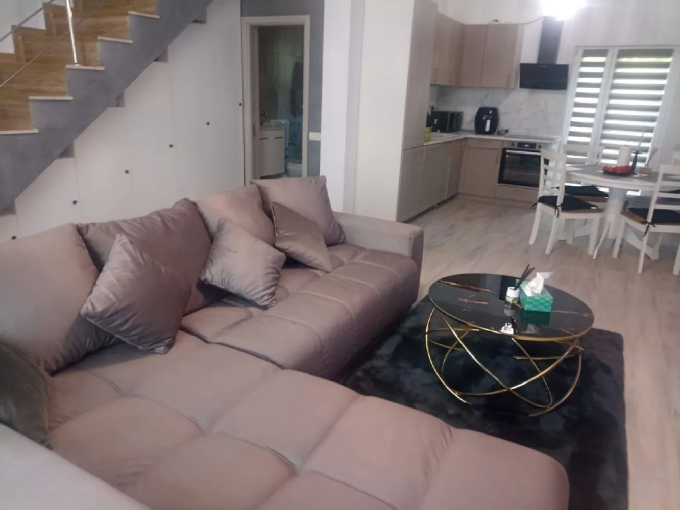 Ag. Eu. vinde Casa P+1 3 camere in Mamaia Nord - Hanul cu Peste - Agentia Europa doreste sa va puna la dispozitie catre vanzare o vila superba, spatioasa si aerisita , cu o curte in spate 20 mp 
Casa este impartita astfel: a parter dintr-un living generos cu bucatarie open space + baie totul avand o suprafata de 45 mp
Etajul compus din 2 dormitoare +baie avand o suprafata totala de 42 mp

Zona este foarte linistita , la doua strazi mai sus de Hanul cu Peste , la doar 10 min de mers pe jos pana la plaja si 10 min pana in oras cu masina.

Perfecta pentru locuit impreuna cu familia sau profitabila pt busines !
Casa dispune si de 2 locuri de parcare incluse in pret. 

Casa este utilata ultra modern , totul nou , de la electrosnice pana la mobilier !