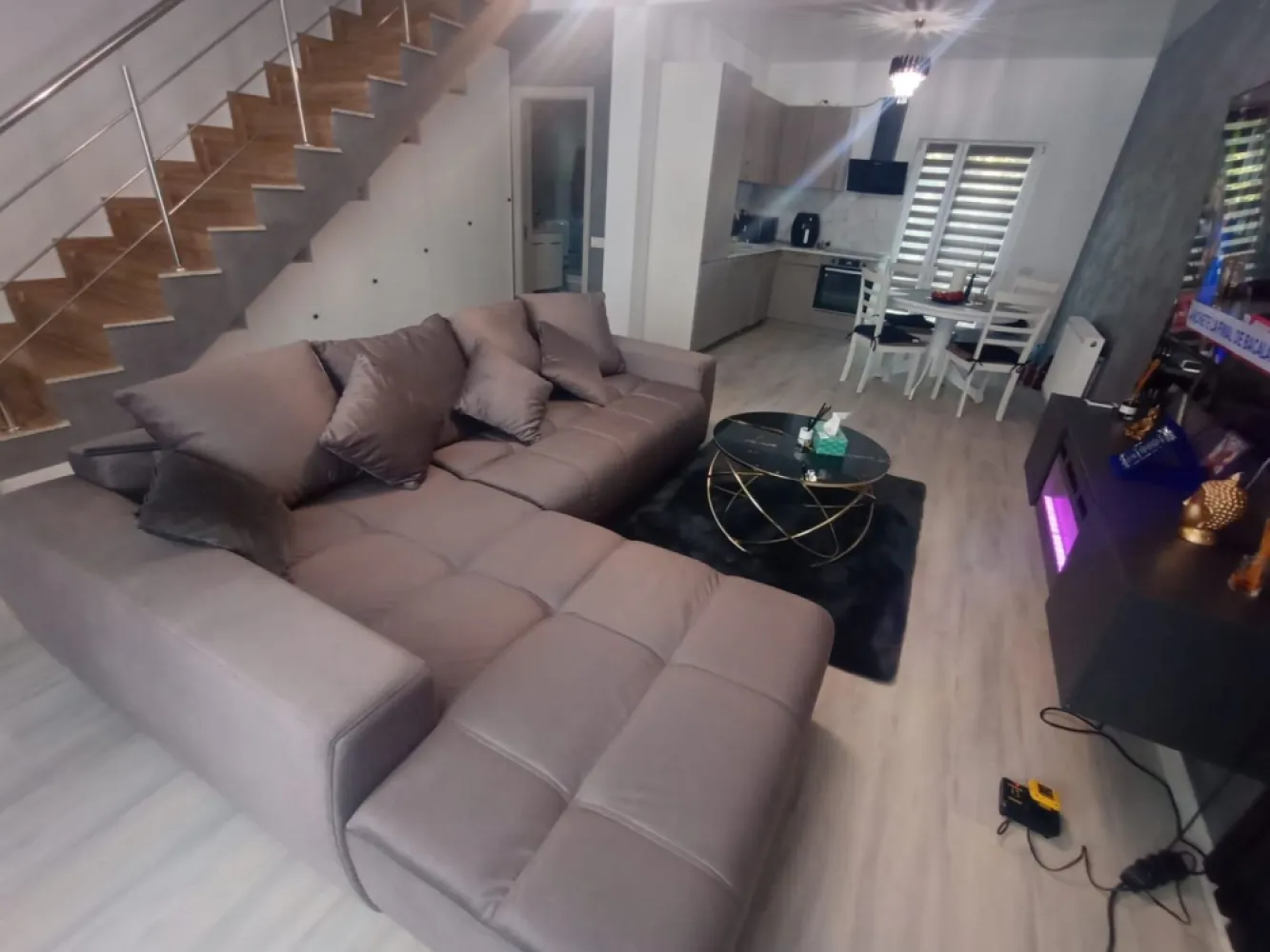 Ag. Eu. vinde Casa P+1 3 camere in Mamaia Nord - Hanul cu Peste - Agentia Europa doreste sa va puna la dispozitie catre vanzare o vila superba, spatioasa si aerisita , cu o curte in spate 20 mp 
Casa este impartita astfel: a parter dintr-un living generos cu bucatarie open space + baie totul avand o suprafata de 45 mp
Etajul compus din 2 dormitoare +baie avand o suprafata totala de 42 mp

Zona este foarte linistita , la doua strazi mai sus de Hanul cu Peste , la doar 10 min de mers pe jos pana la plaja si 10 min pana in oras cu masina.

Perfecta pentru locuit impreuna cu familia sau profitabila pt busines !
Casa dispune si de 2 locuri de parcare incluse in pret. 

Casa este utilata ultra modern , totul nou , de la electrosnice pana la mobilier !