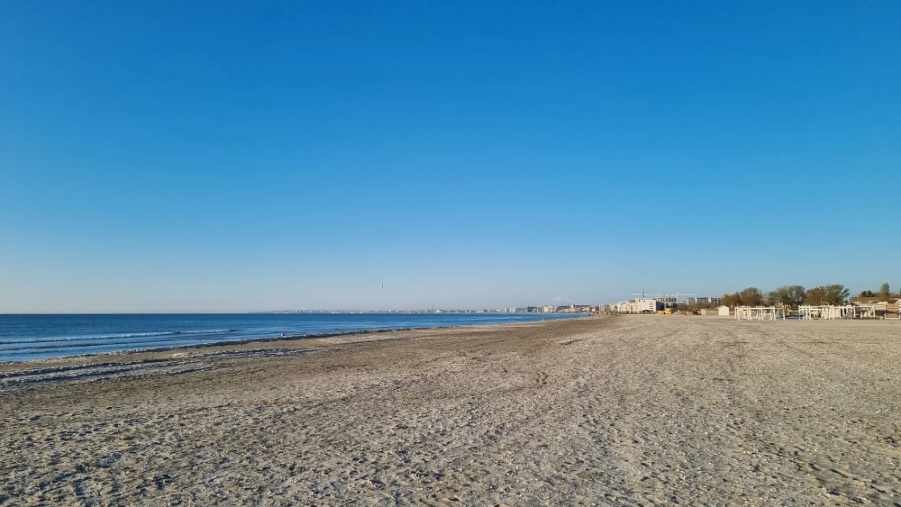 Ag. Eu. vinde AP. 2 Cam 49 mp Parter/8 finalizare 2024 feb. mamaia nord - Agentia Europa doreste sa va puna la dispozitie pentru vanzare apartamentul visurilor tale, de la malul mării! 
Apartamentul are suprafata utila 49 mp dintre care 8 mp este balconul . 
Amplasat într-o zonă liniștită a stațiunii Mamaia Nord, dar în același timp la doar 100 de metri de promenadă și plajă, proiectul îți oferă vacanța ta perfectă, acasă. Prin conceptul arhitectural deosebit, toți clienții vor beneficia de vedere către mare (atât din interior, cât și de pe terasă), indiferent de poziționarea în clădire.

Fațadele cu terase nu vor fi niciodată umbrite sau obturate de o altă construcție vecină viitoare, având în vedere ca terenul are deschidere la două străzi publice (în față: strada B1; în spate: strada A6).

Utilizarea eficientă a spațiilor, geometria pereților, generozitatea teraselor, potențialul turistic al zonei – fac din acest proiect probabil cea mai eficientă achiziție (raport calitate/preț) din stațiunea Mamaia Nord.

Multiple modalități de plată: avans 50% + diferența la predare – prețuri cu discount 5%; avans 75% + diferența la predare – prețuri cu discount 20%; rate la dezvoltator.

ApartamentUL se vinde la alb și beneficiază de următoarele dotări și finisaje:

 tâmplărie PVC, geam termoizolant
 ușă metalică la intrarea în locuință
 centrală proprie pe gaz
 pereți tencuiți mecanizat și finisați cu glet
 pardoseli la nivel de șapă
 instalația electrică, sanitară și termică – realizată
 pregătire pentru aer condiționat
 terase placate cu gresie + balustradă din sticlă
 casa scării echipată complet: pardoseli cu piatră naturală, balustradă, sistem de iluminat
 izolație exterioară 10cm
 lift modern
 videointerfon
 supraveghere video
 loc de parcare – 10.000€ + TVA sau disponibil pentru închiriere

*Toate informațiile, schițele și pozele au exclusiv scop de prezentare! Suprafețele apartamentelor pot suferi modificări +/- 5% după măsurătorile cadastrale.
In cazul achitarii unui avans maimare de 50% se aplica un discount de 5%
In cazul achitarii unui avans maimare de 75 se aplica un discount de 20%