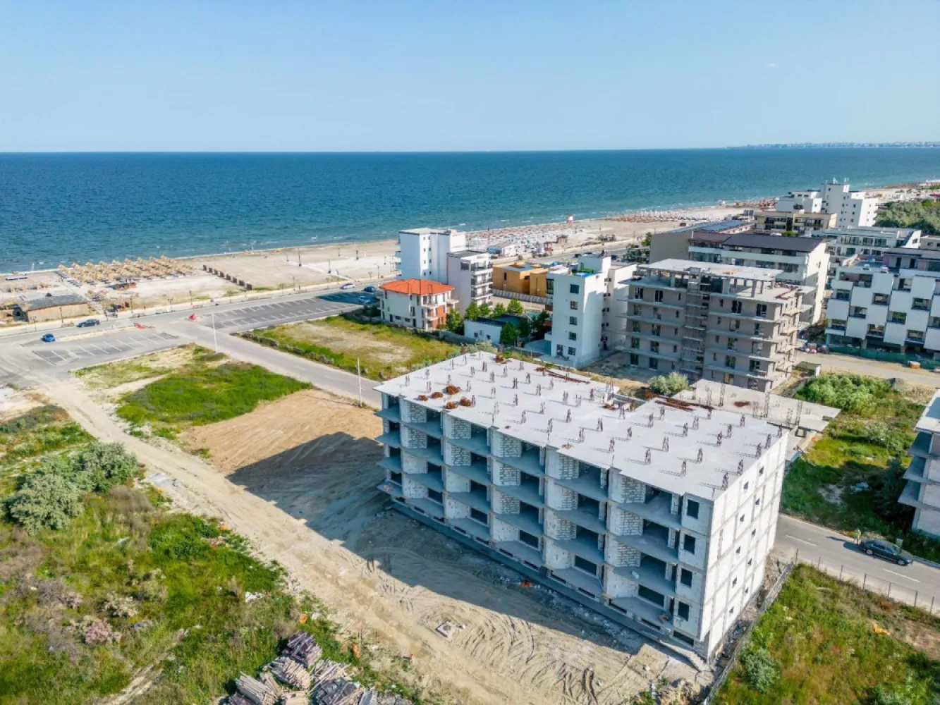 Ag. Eu. vinde aP. 2 Cam 38 mp Parter/8 finalizare 2024 feb. Mamaia Nord - Agentia Europa doreste sa va puna la dispozitie pentru vanzare apartamentul visurilor tale, de la malul mării! 
Apartamentul are suprafata utila 38 mp dintre care 6 mp este balconul . 
Amplasat într-o zonă liniștită a stațiunii Mamaia Nord, dar în același timp la doar 100 de metri de promenadă și plajă, proiectul îți oferă vacanța ta perfectă, acasă. Prin conceptul arhitectural deosebit, toți clienții vor beneficia de vedere către mare (atât din interior, cât și de pe terasă), indiferent de poziționarea în clădire.

Fațadele cu terase nu vor fi niciodată umbrite sau obturate de o altă construcție vecină viitoare, având în vedere ca terenul are deschidere la două străzi publice (în față: strada B1; în spate: strada A6).

Utilizarea eficientă a spațiilor, geometria pereților, generozitatea teraselor, potențialul turistic al zonei – fac din acest proiect probabil cea mai eficientă achiziție (raport calitate/preț) din stațiunea Mamaia Nord.

Multiple modalități de plată: avans 50% + diferența la predare – prețuri cu discount 5%; avans 75% + diferența la predare – prețuri cu discount 20%; rate la dezvoltator.

ApartamentUL se vinde la alb și beneficiază de următoarele dotări și finisaje:

 tâmplărie PVC, geam termoizolant
 ușă metalică la intrarea în locuință
 centrală proprie pe gaz
 pereți tencuiți mecanizat și finisați cu glet
 pardoseli la nivel de șapă
 instalația electrică, sanitară și termică – realizată
 pregătire pentru aer condiționat
 terase placate cu gresie + balustradă din sticlă
 casa scării echipată complet: pardoseli cu piatră naturală, balustradă, sistem de iluminat
 izolație exterioară 10cm
 lift modern
 videointerfon
 supraveghere video
 loc de parcare – 10.000€ + TVA sau disponibil pentru închiriere

*Toate informațiile, schițele și pozele au exclusiv scop de prezentare! Suprafețele apartamentelor pot suferi modificări +/- 5% după măsurătorile cadastrale.
In cazul achitarii unui avans maimare de 50% se aplica un discount de 5%
In cazul achitarii unui avans maimare de 75 se aplica un discount de 20%