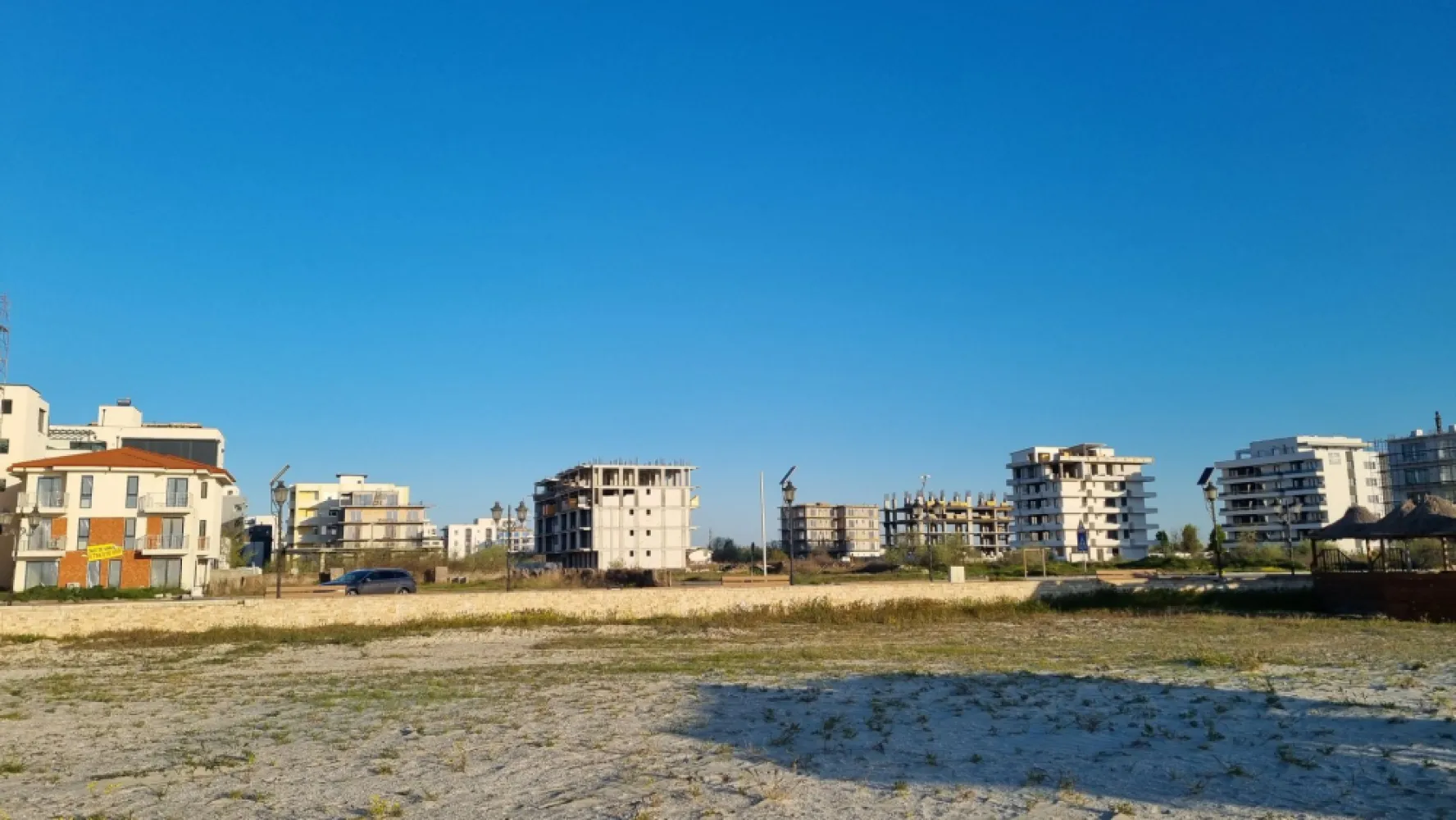 Ag. Eu. vinde AP. 2 Cam 49 mp Parter/8 finalizare 2024 feb. mamaia nord - Agentia Europa doreste sa va puna la dispozitie pentru vanzare apartamentul visurilor tale, de la malul mării! 
Apartamentul are suprafata utila 49 mp dintre care 8 mp este balconul . 
Amplasat într-o zonă liniștită a stațiunii Mamaia Nord, dar în același timp la doar 100 de metri de promenadă și plajă, proiectul îți oferă vacanța ta perfectă, acasă. Prin conceptul arhitectural deosebit, toți clienții vor beneficia de vedere către mare (atât din interior, cât și de pe terasă), indiferent de poziționarea în clădire.

Fațadele cu terase nu vor fi niciodată umbrite sau obturate de o altă construcție vecină viitoare, având în vedere ca terenul are deschidere la două străzi publice (în față: strada B1; în spate: strada A6).

Utilizarea eficientă a spațiilor, geometria pereților, generozitatea teraselor, potențialul turistic al zonei – fac din acest proiect probabil cea mai eficientă achiziție (raport calitate/preț) din stațiunea Mamaia Nord.

Multiple modalități de plată: avans 50% + diferența la predare – prețuri cu discount 5%; avans 75% + diferența la predare – prețuri cu discount 20%; rate la dezvoltator.

ApartamentUL se vinde la alb și beneficiază de următoarele dotări și finisaje:

 tâmplărie PVC, geam termoizolant
 ușă metalică la intrarea în locuință
 centrală proprie pe gaz
 pereți tencuiți mecanizat și finisați cu glet
 pardoseli la nivel de șapă
 instalația electrică, sanitară și termică – realizată
 pregătire pentru aer condiționat
 terase placate cu gresie + balustradă din sticlă
 casa scării echipată complet: pardoseli cu piatră naturală, balustradă, sistem de iluminat
 izolație exterioară 10cm
 lift modern
 videointerfon
 supraveghere video
 loc de parcare – 10.000€ + TVA sau disponibil pentru închiriere

*Toate informațiile, schițele și pozele au exclusiv scop de prezentare! Suprafețele apartamentelor pot suferi modificări +/- 5% după măsurătorile cadastrale.
In cazul achitarii unui avans maimare de 50% se aplica un discount de 5%
In cazul achitarii unui avans maimare de 75 se aplica un discount de 20%