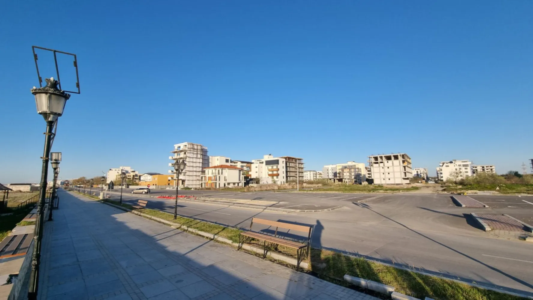 Ag. Eu. vinde AP. 2 Cam 49 mp Parter/8 finalizare 2024 feb. mamaia nord - Agentia Europa doreste sa va puna la dispozitie pentru vanzare apartamentul visurilor tale, de la malul mării! 
Apartamentul are suprafata utila 49 mp dintre care 8 mp este balconul . 
Amplasat într-o zonă liniștită a stațiunii Mamaia Nord, dar în același timp la doar 100 de metri de promenadă și plajă, proiectul îți oferă vacanța ta perfectă, acasă. Prin conceptul arhitectural deosebit, toți clienții vor beneficia de vedere către mare (atât din interior, cât și de pe terasă), indiferent de poziționarea în clădire.

Fațadele cu terase nu vor fi niciodată umbrite sau obturate de o altă construcție vecină viitoare, având în vedere ca terenul are deschidere la două străzi publice (în față: strada B1; în spate: strada A6).

Utilizarea eficientă a spațiilor, geometria pereților, generozitatea teraselor, potențialul turistic al zonei – fac din acest proiect probabil cea mai eficientă achiziție (raport calitate/preț) din stațiunea Mamaia Nord.

Multiple modalități de plată: avans 50% + diferența la predare – prețuri cu discount 5%; avans 75% + diferența la predare – prețuri cu discount 20%; rate la dezvoltator.

ApartamentUL se vinde la alb și beneficiază de următoarele dotări și finisaje:

 tâmplărie PVC, geam termoizolant
 ușă metalică la intrarea în locuință
 centrală proprie pe gaz
 pereți tencuiți mecanizat și finisați cu glet
 pardoseli la nivel de șapă
 instalația electrică, sanitară și termică – realizată
 pregătire pentru aer condiționat
 terase placate cu gresie + balustradă din sticlă
 casa scării echipată complet: pardoseli cu piatră naturală, balustradă, sistem de iluminat
 izolație exterioară 10cm
 lift modern
 videointerfon
 supraveghere video
 loc de parcare – 10.000€ + TVA sau disponibil pentru închiriere

*Toate informațiile, schițele și pozele au exclusiv scop de prezentare! Suprafețele apartamentelor pot suferi modificări +/- 5% după măsurătorile cadastrale.
In cazul achitarii unui avans maimare de 50% se aplica un discount de 5%
In cazul achitarii unui avans maimare de 75 se aplica un discount de 20%