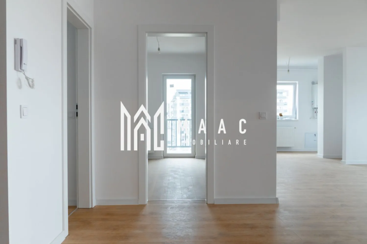 Apartament 4 camere | Etaj 4 | Loc de parcare - MAAC Imobiliare va propune spre vanzare un apartament cu 4 camere, situat într-un complex rezidențial nou.

Locuințele care compun ansamblul, sunt structurate în apartamente de 2 camere, 3 camere și 2 tipuri de 4 camere. Toate apartamentele sunt bine proporționate, compartimentate excelent pentru o viață modernă, pregătite și gândite în așa fel încât, fiecare spațiu să fie util vieții cotidiene.

Suprafata utila a acestui apartament este de 92.09 mp, cu o compartimentare optima astfel:

- living open space cu bucatarie
- dormitor matrimonial cu baie proprie
- 2 dormitoare
- baie
- hol
- 2 balcoane

Se poate opta atat pentru predare la cheie cat si cu predare la stadiul de semifinisat.

Pentru mai multe informatii specificati ca ati vazut anuntul cu ID:CP2581958