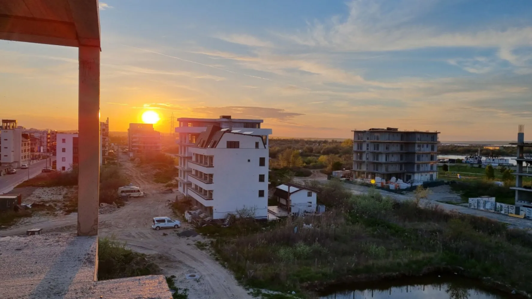 Ag. Eu. vinde aP. 2 Cam 38 mp Parter/8 finalizare 2024 feb. Mamaia Nord - Agentia Europa doreste sa va puna la dispozitie pentru vanzare apartamentul visurilor tale, de la malul mării! 
Apartamentul are suprafata utila 38 mp dintre care 6 mp este balconul . 
Amplasat într-o zonă liniștită a stațiunii Mamaia Nord, dar în același timp la doar 100 de metri de promenadă și plajă, proiectul îți oferă vacanța ta perfectă, acasă. Prin conceptul arhitectural deosebit, toți clienții vor beneficia de vedere către mare (atât din interior, cât și de pe terasă), indiferent de poziționarea în clădire.

Fațadele cu terase nu vor fi niciodată umbrite sau obturate de o altă construcție vecină viitoare, având în vedere ca terenul are deschidere la două străzi publice (în față: strada B1; în spate: strada A6).

Utilizarea eficientă a spațiilor, geometria pereților, generozitatea teraselor, potențialul turistic al zonei – fac din acest proiect probabil cea mai eficientă achiziție (raport calitate/preț) din stațiunea Mamaia Nord.

Multiple modalități de plată: avans 50% + diferența la predare – prețuri cu discount 5%; avans 75% + diferența la predare – prețuri cu discount 20%; rate la dezvoltator.

ApartamentUL se vinde la alb și beneficiază de următoarele dotări și finisaje:

 tâmplărie PVC, geam termoizolant
 ușă metalică la intrarea în locuință
 centrală proprie pe gaz
 pereți tencuiți mecanizat și finisați cu glet
 pardoseli la nivel de șapă
 instalația electrică, sanitară și termică – realizată
 pregătire pentru aer condiționat
 terase placate cu gresie + balustradă din sticlă
 casa scării echipată complet: pardoseli cu piatră naturală, balustradă, sistem de iluminat
 izolație exterioară 10cm
 lift modern
 videointerfon
 supraveghere video
 loc de parcare – 10.000€ + TVA sau disponibil pentru închiriere

*Toate informațiile, schițele și pozele au exclusiv scop de prezentare! Suprafețele apartamentelor pot suferi modificări +/- 5% după măsurătorile cadastrale.
In cazul achitarii unui avans maimare de 50% se aplica un discount de 5%
In cazul achitarii unui avans maimare de 75 se aplica un discount de 20%