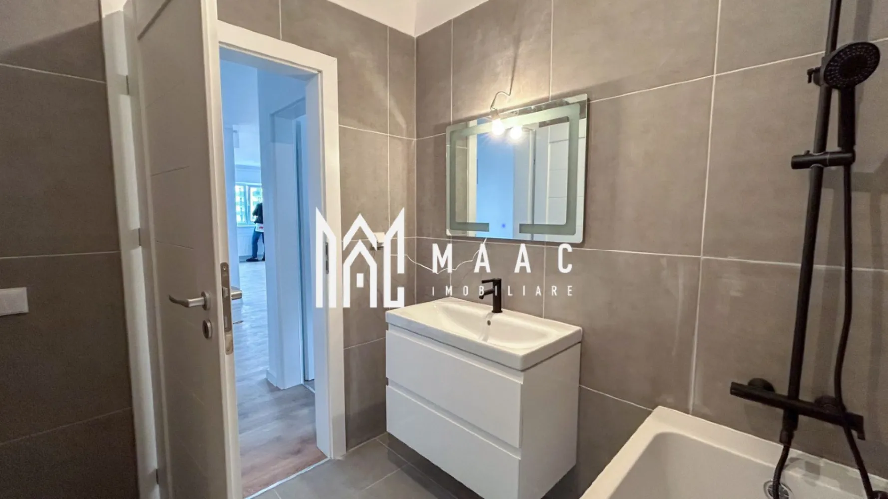 Apartament 4 camere | Etaj 4 | Loc de parcare - MAAC Imobiliare va propune spre vanzare un apartament cu 4 camere, situat într-un complex rezidențial nou.

Locuințele care compun ansamblul, sunt structurate în apartamente de 2 camere, 3 camere și 2 tipuri de 4 camere. Toate apartamentele sunt bine proporționate, compartimentate excelent pentru o viață modernă, pregătite și gândite în așa fel încât, fiecare spațiu să fie util vieții cotidiene.

Suprafata utila a acestui apartament este de 92.09 mp, cu o compartimentare optima astfel:

- living open space cu bucatarie
- dormitor matrimonial cu baie proprie
- 2 dormitoare
- baie
- hol
- 2 balcoane

Se poate opta atat pentru predare la cheie cat si cu predare la stadiul de semifinisat.

Pentru mai multe informatii specificati ca ati vazut anuntul cu ID:CP2581958