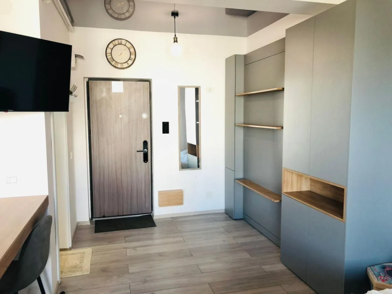 Studio Mamaia Nord Almar Luxury - Studio disponibil in complex Almar Luxury- Mamaia Nord, zona Lidl, pe partea cu marea la 250 de metri de plajele Maho și Lujo și 250 de magazinul Lidl. Capacitate 2 adulti și 2 copii. Oaspeții beneficiază de acces la piscina cu apa sarata.
aer condionat
lift
wifi
frigider
masina de spalat
Adresa exactă este strada D10 nr 11 bis

73.000 € + TVA

Ansamblul rezidențial „Almar Luxury ” este localizat în Stațiunea Mamaia Nord, pe strada D10, Bulevardul Mamaia Nord, Năvodari și are doar 250 de metri până la plajă si 250 de metri pana la supermarketul LIDL. Complexul se află chiar în inima zonei turistice și este înconjurat de Vile, Camping-uri, Hoteluri și Pensiuni. Aici se găsesc o mulțime de cafenele și terase. Pe o rază de 5,6 – 6,1 km se află cele mai prestigioase cluburi de noapte de pe litoral (Ego Club Mamaia, Nuba, Loft Mamaia și Fratelli Beach&Club;).