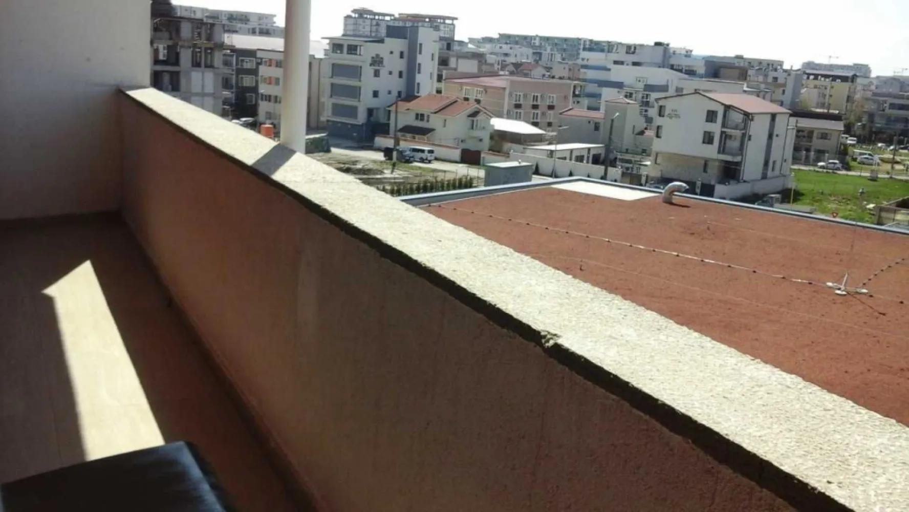 Proprietar -Vând apartament spațios la mare - Vând apartament spațios, decomandat, de 64mp,cu două camere, bucătărie separată, două holuri, două balcoane. Apartamentul este situat în Mamaia Nord, lângă magazinul Lidl și 100m de mare.