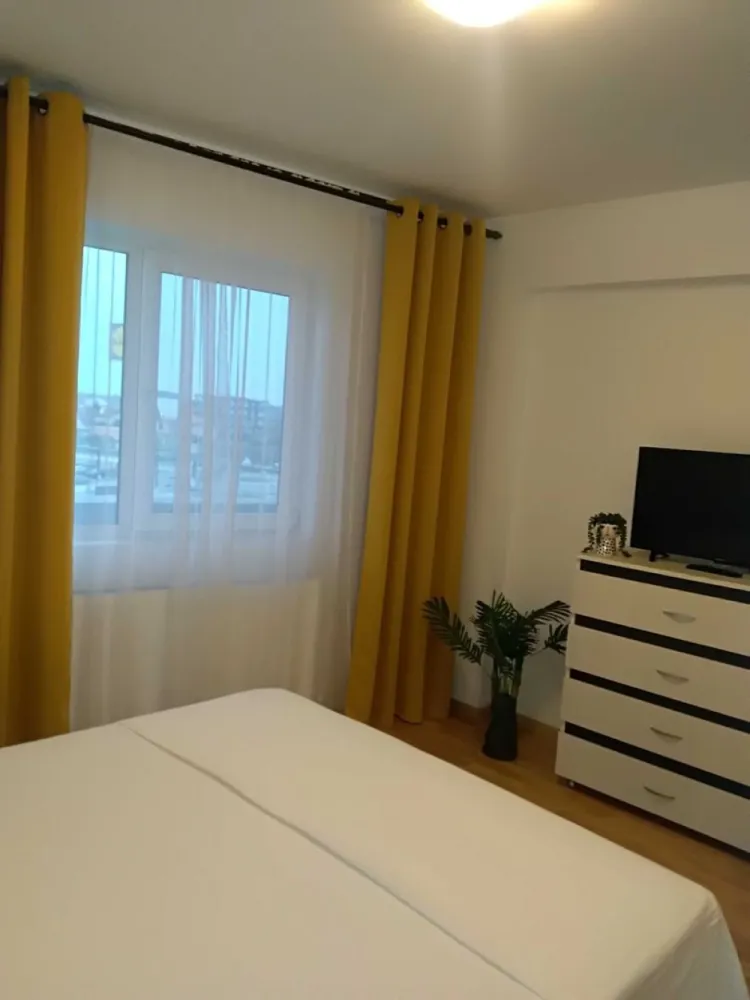 Proprietar -Vând apartament spațios la mare - Vând apartament spațios, decomandat, de 64mp,cu două camere, bucătărie separată, două holuri, două balcoane. Apartamentul este situat în Mamaia Nord, lângă magazinul Lidl și 100m de mare.