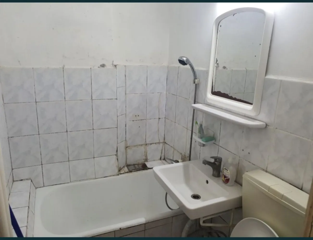 Garsoniera de vanzare - Vând garsoniera str Badea Cartan Constanța , 21 mp et 4/4 
Garsoniera se vinde mobilată și utilată cu frigider, mașina de spălat. aer condiționat .
Garsoniera necesita îmbunătățiri
Tel 07******64