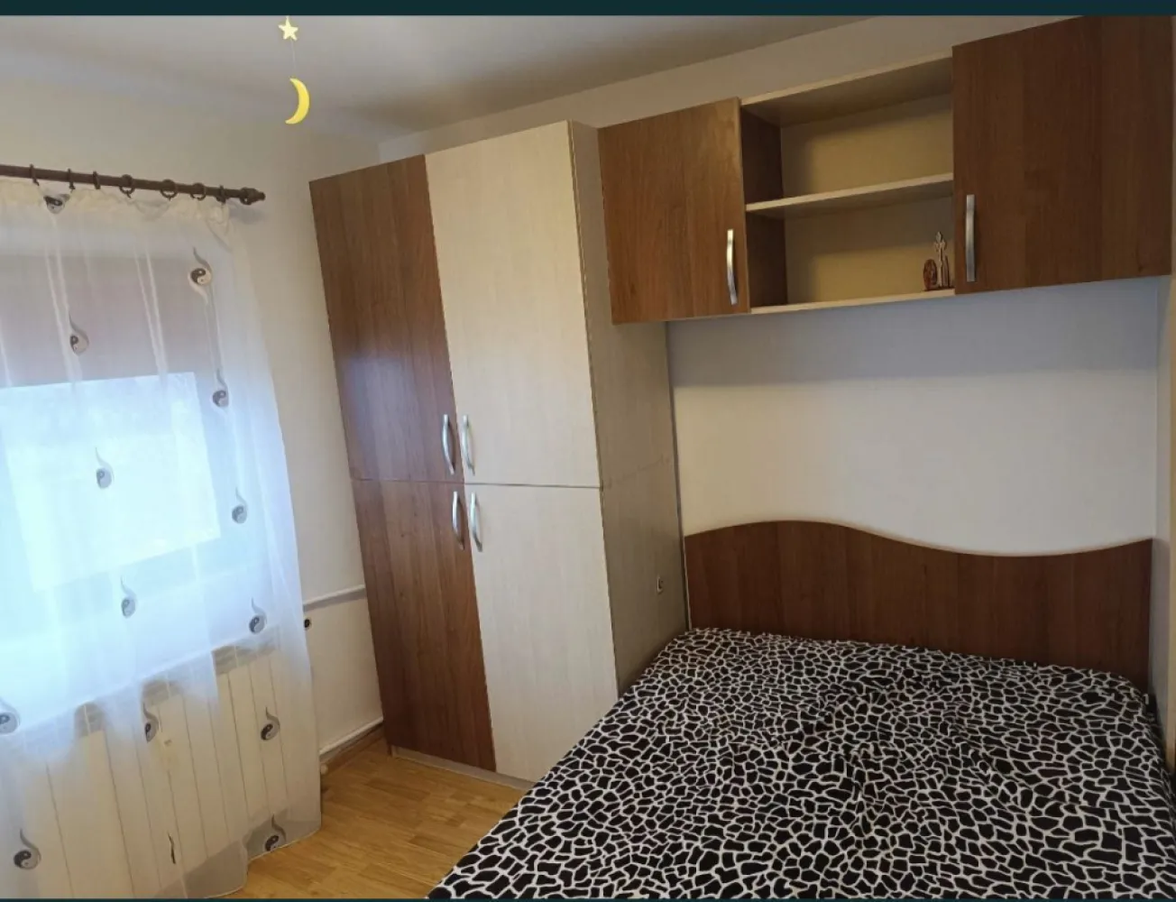 Apartament 2 camere mobilat si utilat zina Energia etaj 4 din 5 - Apartamentul se afla pe str. Baba Novac nr 167B, Constanta, prima trecere de pietoni, statie RATC 44 la intrarea în bloc. 
În apropriere centre comerciale: VIVO, LEROY MERLIN, JUMBO, scoala nr 23, Institutul de Marina, gradinita Mugurel, scoala nr 6.
Bloc Energia, scara B, Ap.29, etaj 4 din 5.
Formalitati la gaze in desfasurare.
Apartamentul este vandut complet mobilat si utilat cu facilitatile necesare, masina de spalat, aer conditionat, frigider, hota.
Apartamentul ESTE LA CHEIE.
Mai multe detali la telefon.
Pret negociabil.