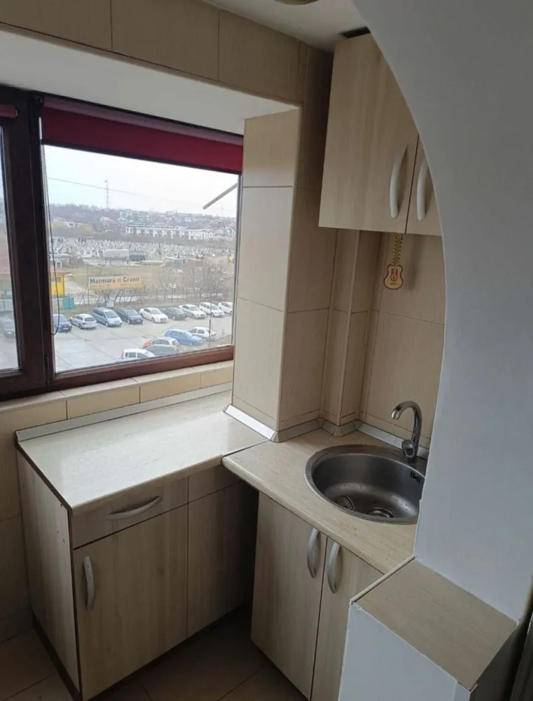Apartament 2 camere mobilat si utilat zina Energia etaj 4 din 5 - Apartamentul se afla pe str. Baba Novac nr 167B, Constanta, prima trecere de pietoni, statie RATC 44 la intrarea în bloc. 
În apropriere centre comerciale: VIVO, LEROY MERLIN, JUMBO, scoala nr 23, Institutul de Marina, gradinita Mugurel, scoala nr 6.
Bloc Energia, scara B, Ap.29, etaj 4 din 5.
Formalitati la gaze in desfasurare.
Apartamentul este vandut complet mobilat si utilat cu facilitatile necesare, masina de spalat, aer conditionat, frigider, hota.
Apartamentul ESTE LA CHEIE.
Mai multe detali la telefon.
Pret negociabil.