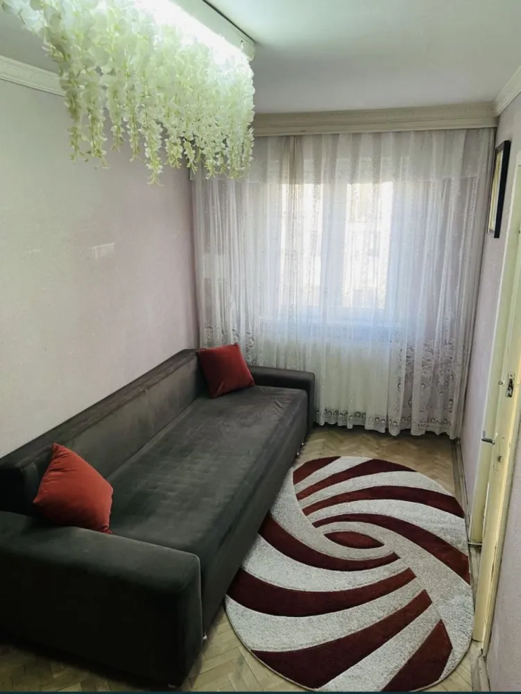 Vand apartament 2 camere zona Brotacei Tic-Tac, Tomis Nord - Condiții: 
-Conectat la rețeaua de gaze
-Centrală termică proprie
-Calorifere noi
-Un spațiu de 33 mp
-Se vinde cu mobila din poze 

Avantaje:
-4 minute distanța pana la City Park Mall
-7 minute pana la Universitatea Ovidius

Pentru mai multe detalii sunați la numărul de telefon.
Țin sa mentionez faptul ca apartamentul se adresează oamenilor ce își doresc un trai decent
Rog și ofer seriozitate.
