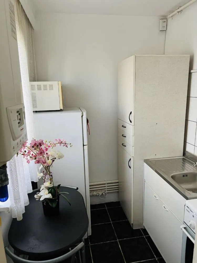 Vand apartament 2 camere zona Brotacei Tic-Tac, Tomis Nord - Condiții: 
-Conectat la rețeaua de gaze
-Centrală termică proprie
-Calorifere noi
-Un spațiu de 33 mp
-Se vinde cu mobila din poze 

Avantaje:
-4 minute distanța pana la City Park Mall
-7 minute pana la Universitatea Ovidius

Pentru mai multe detalii sunați la numărul de telefon.
Țin sa mentionez faptul ca apartamentul se adresează oamenilor ce își doresc un trai decent
Rog și ofer seriozitate.