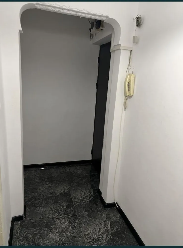 Vand apartament 2 camere zona Brotacei Tic-Tac, Tomis Nord - Condiții: 
-Conectat la rețeaua de gaze
-Centrală termică proprie
-Calorifere noi
-Un spațiu de 33 mp
-Se vinde cu mobila din poze 

Avantaje:
-4 minute distanța pana la City Park Mall
-7 minute pana la Universitatea Ovidius

Pentru mai multe detalii sunați la numărul de telefon.
Țin sa mentionez faptul ca apartamentul se adresează oamenilor ce își doresc un trai decent
Rog și ofer seriozitate.