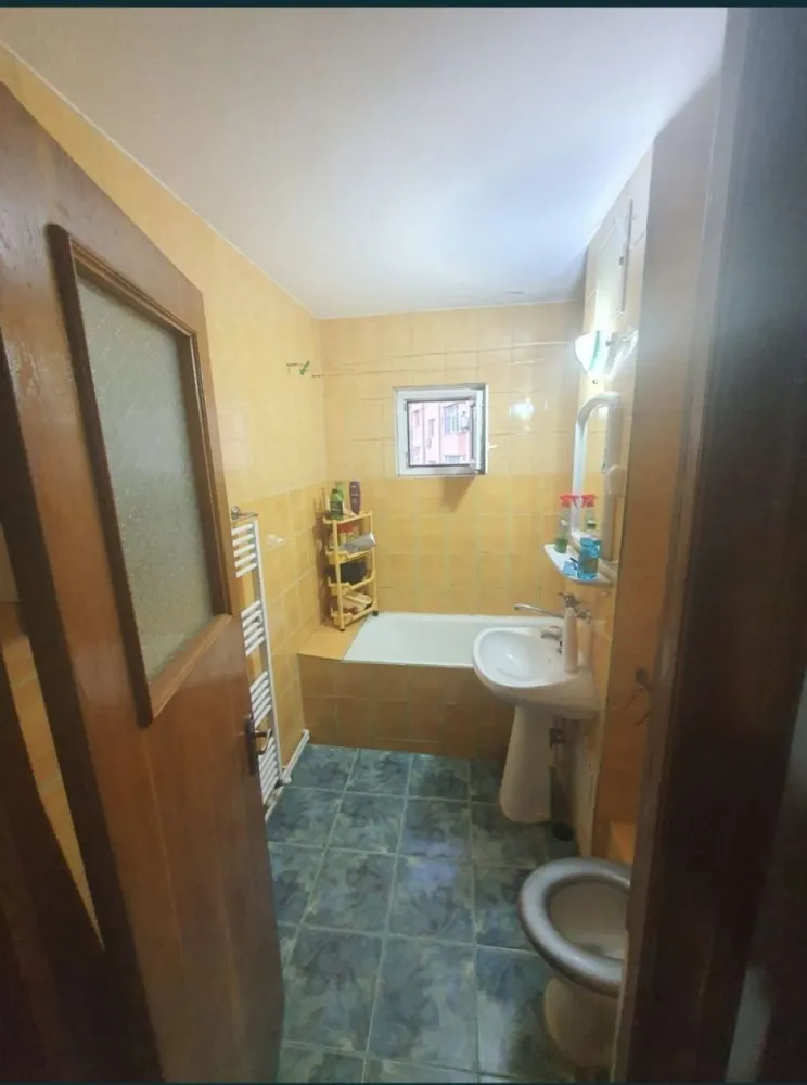 Vand apartament 2 camere zona Eden - Persoana fizica vand apartament 2 camere semidecomandat Etaj 2. Apartamentul are centrala pe gaze, izolatie exterioara si se afla pe strada Dionisie cel Mic nr 60 Zona Eden
Aparatamentul are 43m2+Balcon 3,69m2