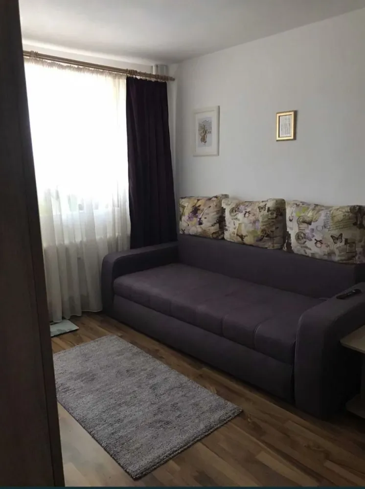 Apartament de vanzare 2 camere zona Abator - Vând apartament cu 2 camere semidecomandat parțial mobilat in zona Abator. Apartamentul este dotat cu izolație exterioara, termopane, parchet/uși moderne, aer condiționat, gaze la ușă. Proprietar!
