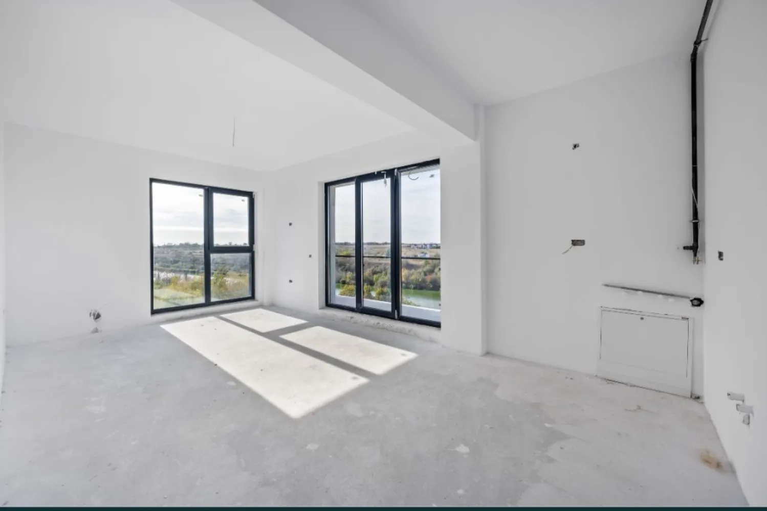 2 camere sptioase 70 mpc predare la Cheie - Cauţi o oază de linişte şi relaxare? Alege un apartament la Sea Breeze Residence II - Staţiunea Mamaia Nord (vis-a-vis de Alezzi Towers şi LIDL) şi vei putea admira apusul de soare de pe terasa locuinţei tale. Proiectul Sea Breeze Residence II este cel de-al doilea proiect realizat de noi după finalizarea şi vânzarea integrală a primului proiect Sea Breeze Residence I (Strada D8, nr. 5, Mamaia Nord) - 36 de apartamente finalizate în August 2021. Ansamblul este situat într-o zonă rezidenţială liniştită a staţiunii Mamaia Nord, preponderent cu case, străzi asfaltate, iluminat public, canalizare şi toate utilităţile. Sea Breeze Residence II oferă acces facil către cele mai importante zone de distracţie şi relaxare: restaurante: Nikos, Sali's, Portobella, Mackerel, Cherhanaua Năvodari, Hanul cu Peşte; beach baruri: Infinity Beach, Papaya beach, Lujo beach, Zanzibar, Oneiro; cluburi: Fratelli, Loft, Nuba, Breeze Proiectul este format din 2 blocuri de tip P+5, situate pe Strada T3, nr. 51 (asfaltată) şi va cuprinde 100 de garsoniere şi apartamente cu 2 camere, cu suprafeţe cuprinse între 41mp şi 72mp. Apartamentele din cadrul Sea Breeze Residence II se pretează persoanelor care doresc linişte şi confort într-o locuinţă de vacanţă. Apartamente disponibile în cadrul Sea Breeze Residence II Mamaia Nord: Corp C2 - Bloc finalizat si locuibil cu cadastru, intabulare si receptie. Utlimele 2 apartamente disponibile: Garsoniera în suprafaţă de 47mp construiţi (40 mp utili total) "> 56000EUR Garsoniera în suprafaţă de 54mp construiţi (46mp utili total) "> 62000EUR Corp C1 - Finalizare aprilie 2024 Garsoniera in suprafata de 45mp construiti (36 mp utili) "> 54000EUR Garsoniera in suprafata de 48mp construiti (42 mp utili total) "> 56000EUR Apartamente cu 2 camere, în suprafaţă de 58mp construiţi (48mp utili) "> 65000EUR Apartamente cu 2 camere, în suprafaţă de 70mp construiţi (60 mp utili total) "> 77000EUR Locuri de parcare exterioare - 7500EUR Pentru a confirma disponibilitatea apartamentului dorit ne puteţi contacta telefonic la (0724077888) Apartamentele se vând la cheie şi beneficiază de umatoarele dotări şi finisaje: tâmplărie PVC Salamander, geam 4 seasons Low-E, culoare gri antracit uşă metalică antiefracţie MegaDoor centrală în condensare Ariston 24KW + calorifere din aluminiu Innovita Aer condiţionat NoBus A++ - 12.000BTU băi echipate complet dotate cu obiecte sanitare Cersanit / Ferro pereţi finisaţi cu glet şi zugrăviţi cu vopsea lavabilă gresie, faianţă, parchet laminat Instalatie gaz interior Instalatie termica si sanitara realizata complet instalaţie electrică realizata completă inclusiv aparataj - Vimar terase cu sticlă securizată, placate cu gresie de exterior + balustradă şi riflaje metalice lift modern, electric - Kleemann, 6 persoane interfon şi sistem de supraveghere video (exterior) termosistem Swisspor izolaţie 10cm + tencuială decorativă parcare privată cu acces barieră pentru locatari (60 locuri) *Toate informaţiile, schiţele şi pozele au