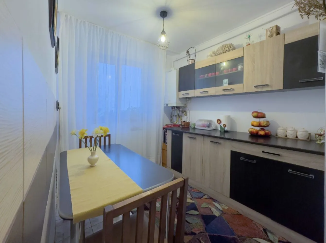 Apartament 2 camere decomandat, renovat,mobilat,utilat,centrala - Descoperiți eleganța urbană și confortul la înălțime în acest apartament cu două camere, situat la etajul 8 într-un imobil modern cu 10 etaje, în zona CET din Constanța. Recent renovat cu finisaje de înaltă calitate, acest apartament decomandat vă așteaptă să deveniți noul său proprietar, oferindu-vă posibilitatea de a vă muta imediat, fără grija renovărilor. Imaginează-ți să te întorci acasă într-un spațiu care îmbină perfect stilul contemporan cu funcționalitatea - fiecare detaliu fiind gândit pentru confortul tău. Apartamentul este complet mobilat și utilat, eliminând orice preocupare suplimentară legată de amenajare sau cheltuieli neașteptate. De la bucătăria modernă, dotată cu electrocasnice de ultimă generație, la livingul primitor și dormitorul relaxant, fiecare cameră este o invitație la confort și stil. Vizibilitatea apartamentului la etajul 8 nu doar că vă asigură o liniște deosebită, departe de agitația urbană, dar vă oferă și o priveliște panoramică impresionantă, mai ales în serile când orașul se aprinde în lumini. Beneficiați de avantajul unui loc de parcare inclus și de comoditatea liftului. Acest apartament reprezintă o oportunitate unică pentru cei care își doresc un cămin plin de rafinament, funcționalitate și vederi spectaculoase, într-una dintre cele mai dinamice zone ale Constanței. Fie că sunteți în căutarea primei dvs. locuințe sau a unei investiții profitabile, acest apartament este pregătit să vă întâmpine cu brațele deschise.