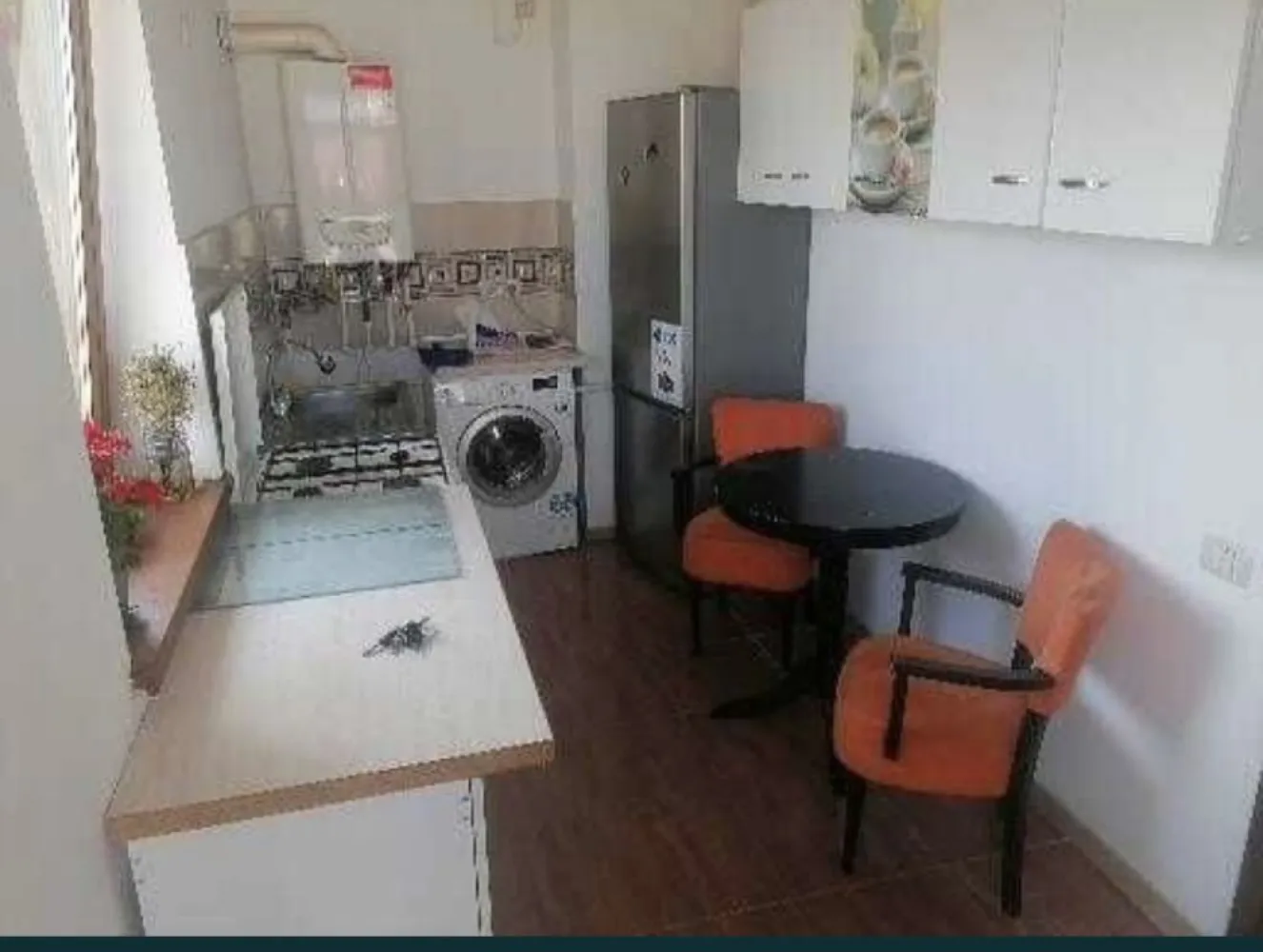 Vand apartament cu 2 camere, zona compozitori - Vand apartament cu 2 camere 67 m utili...1300.e m2... Zona compozitori. Loc de parcare, loc de joaca, foișor, grătar amenajat în curtea din spatele blocului.apartamentul este la etajul 3 deasupra apartamentului este mansarda proprietate cat tine apartamentul,poate fi transformat in camera sau spatiu depozitare . Curtea blocului este proprietate impartita egal la 15 apartamente .apartamentul se vinde exact cum arata in poze .Exclus agenți imobiliari. Zero șapte trei trei patru doi zero noua opt opt