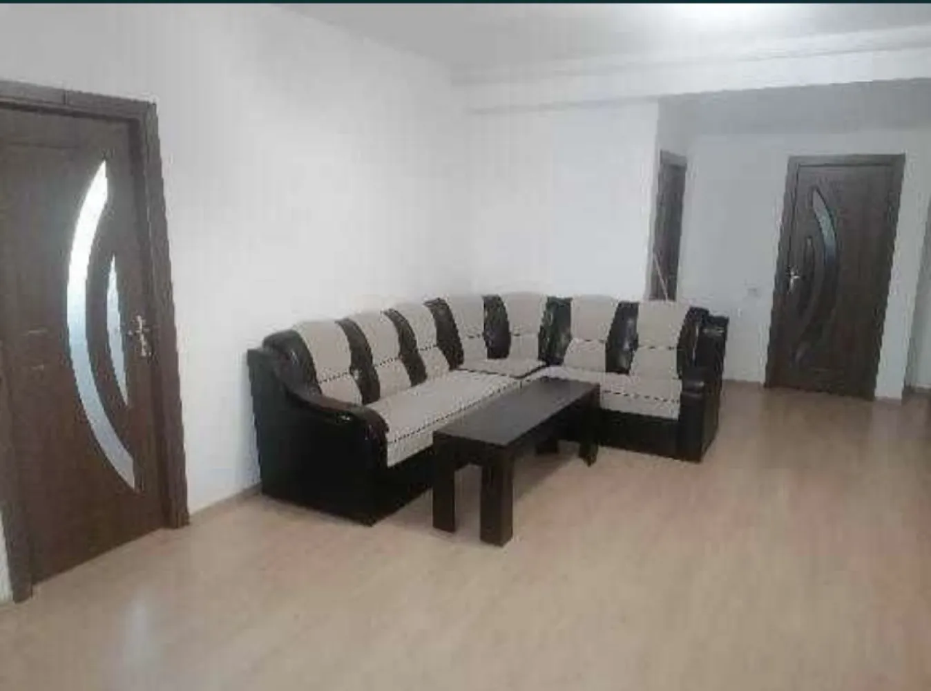 Vand apartament cu 2 camere, zona compozitori - Vand apartament cu 2 camere 67 m utili...1300.e m2... Zona compozitori. Loc de parcare, loc de joaca, foișor, grătar amenajat în curtea din spatele blocului.apartamentul este la etajul 3 deasupra apartamentului este mansarda proprietate cat tine apartamentul,poate fi transformat in camera sau spatiu depozitare . Curtea blocului este proprietate impartita egal la 15 apartamente .apartamentul se vinde exact cum arata in poze .Exclus agenți imobiliari. Zero șapte trei trei patru doi zero noua opt opt