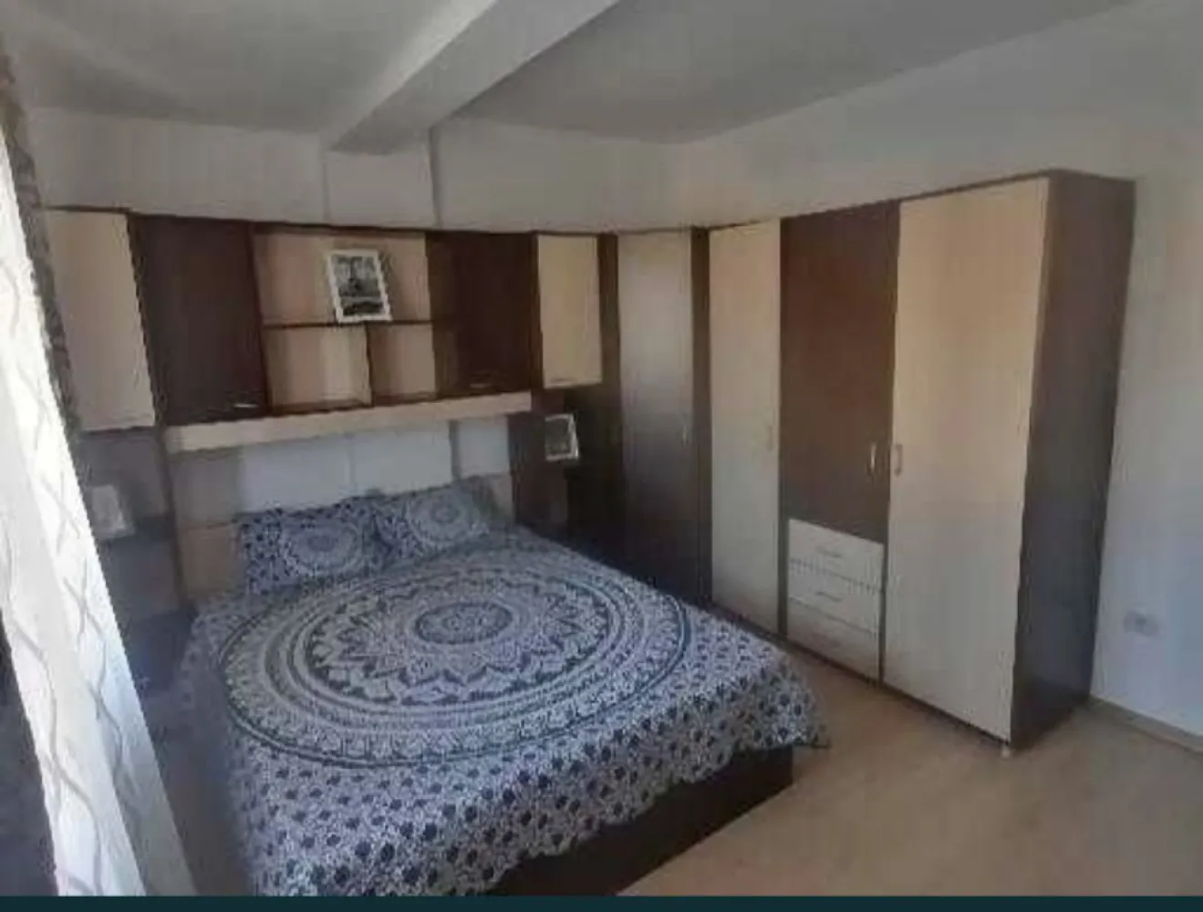 Vand apartament cu 2 camere, zona compozitori - Vand apartament cu 2 camere 67 m utili...1300.e m2... Zona compozitori. Loc de parcare, loc de joaca, foișor, grătar amenajat în curtea din spatele blocului.apartamentul este la etajul 3 deasupra apartamentului este mansarda proprietate cat tine apartamentul,poate fi transformat in camera sau spatiu depozitare . Curtea blocului este proprietate impartita egal la 15 apartamente .apartamentul se vinde exact cum arata in poze .Exclus agenți imobiliari. Zero șapte trei trei patru doi zero noua opt opt