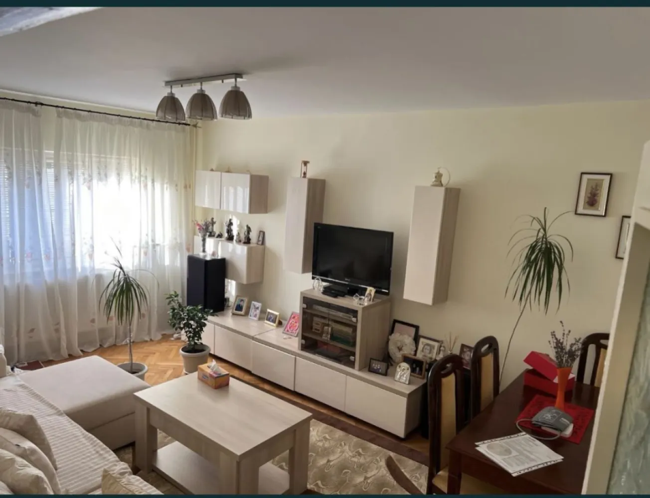 Eden dezrobirii 2 camere decomandat centeala - Persoana fizica vand apartament in zona eden pe strada dezrobirii ap cu 2 camere decomandat etaj 3 din 4 centrala pe gaze, bloc linistit, ferit de galagie, acte in regula pt vanzare, rog seriozitate
