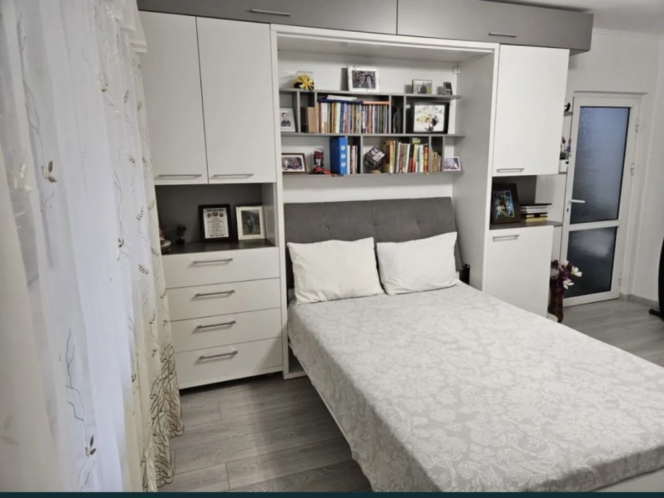 Apart 2 c Tomis - Vând apartament pe strada Tulcea (TL- uri), lângă secția 2 de poliție complet mobilat și utilat. Apartamentul este situat la parter, are o suprafață de 59 mp utili, beneficiază de o terasă și boxă cu intrare direct din apartament. Are 2 intrări și este situat într-o zonă foarte liniștită aproape de licee, școli, piețe, malluri, parcul Tăbăcărie, universitate, săli de fitness. De asemenea, există și loc de parcare plătit la primărie. Este transformat în 3 camere.