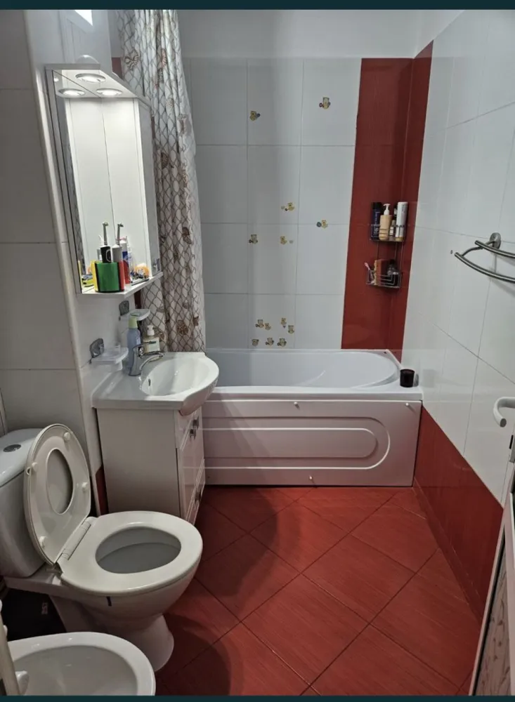 Apart 2 c Tomis - Vând apartament pe strada Tulcea (TL- uri), lângă secția 2 de poliție complet mobilat și utilat. Apartamentul este situat la parter, are o suprafață de 59 mp utili, beneficiază de o terasă și boxă cu intrare direct din apartament. Are 2 intrări și este situat într-o zonă foarte liniștită aproape de licee, școli, piețe, malluri, parcul Tăbăcărie, universitate, săli de fitness. De asemenea, există și loc de parcare plătit la primărie. Este transformat în 3 camere.