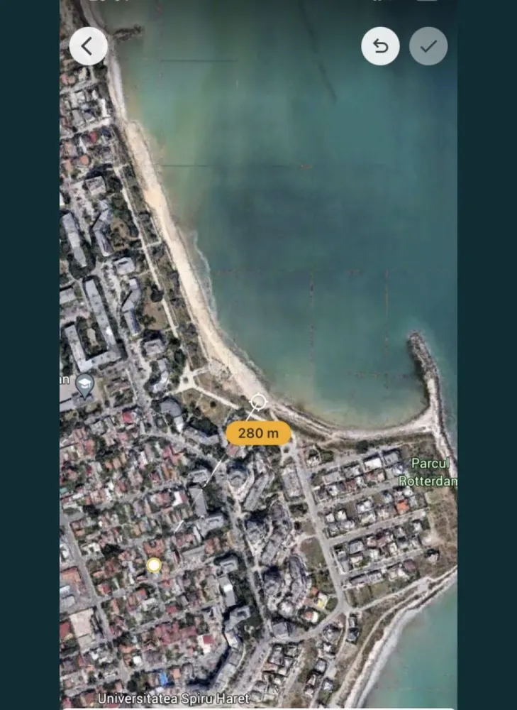 Apartament 2 c Faleza Nord - Apartamentul este pe strada Muncel cartier Faleza Nord ,la o distanță mica de plaja, este la etajul 1 al unui bloc de 3 etaje, bloc nou construcție 2015. Se vinde mobilat și utilat( plita, cuptor, mașina de spalat, ac, frigider, microunde). Este compus din 2 camere semidecomandat ( suprafața 55mp) , 2 balcoane ( unul închis cu tâmplărie termopan noua celălalt neinchis) , baia are cabina de dus.