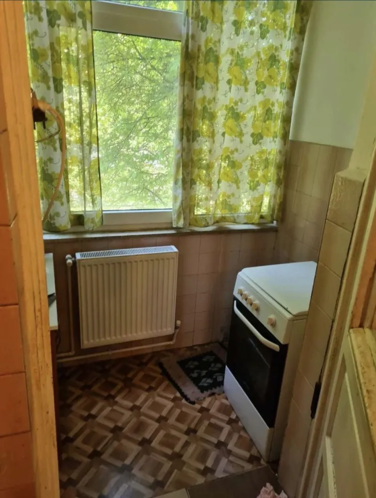 Ap pe Ferdinand sub 1500 euro/mp utili - Apt 2 camere semidecomandat pe B-dul Ferdinand aproape de Gara și Centru langa Spitalul de boli infectioase , orientare Sud Est cu vedere la port ,et.1 , 59 mp utili, doua camere semidecomandate,baie, bucatarie,2 holuri ,balcon mare inchis pe toata lungimea apartamentului,balcon mic separat pentru bucatarie , centrala termica pe gaz Vaillant ,usa metalica intrare ,bloc anvelopat, interfon ,locuri de parcare în fata şi spatele blocului şi pe strada Traian. Necesita curatenie si zugravit dar desi nu are imbunatatiri de actualitate poate fi locuit imediat . Preț 87000 euro / sub 1500 eur mp util negociabil Se vinde mobilat utilat cu televizor ,frigider , aragaz , masina de spalat , mobila sufragerie şi dormitor. Documentatie cadastrala in lucru . Nu colaboram cu agentii imobiliare .