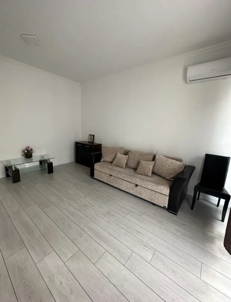 Vand apartament-zona Energia - Proprietar Vand apartament de 2 camere situat in Constanta zona energia intr-un bloc nou avand o suprafata de 60 mp cu balcon Apartamentul este mobilat Centrala proprie pe gaz Loc de parcare privat