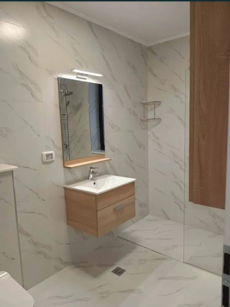 2 apartamente de vanzare - Apartamentele compuse din 2 camere decomandate, situate în complexul Tomis Park, etaj 2 si 5 din 8,se vând la cheie și beneficiază de următoarele dotări și finisaje: Specificații Bloc nou 2023 decembrie Clasa energetica A Suprafata utila 44,0 m2 Numar camere 2 Numar bai 1 / complet echipata: vas WC Roca, obiecte sanitare Ferro Confort Lux Incalzire centrala proprie Numar bucatarii 1 Amenajare strazi Asfaltate,Iluminat stradal Utilitati generale Apa,Canalizare,Curent,Gaz Sistem incalzire Calorifere,montate, Centrala proprie Climatizare Aer conditionat Ferestre geam termopan PVC geam tripan Low-E Usa intrare Metal antiefracție Izolatii termice Exterior Podele pardoseli placate cu plăci ceramice parchet laminat Pereti Vopsea lavabila Aparataj electric Gewiss. Eglo Dotari imobil Interfon,2 Lifturi Adăpost de apărare civilă Loc joaca copii circuit inchis , parc Locuri de parcare subterana contra cost Avantajele zonei: - Complexul VIVO Mall (1 min) - Euromaterna (3 min) - Liceul Economic Virgil Madgearu (15 min) - Liceul Teoretic Decebal (15 min) - Liceul Teoretic George Călinescu (10 min) - Școala Gimnazială Dimitrie Cantemir (10 min) - Școala Gimnazială nr 29 Mihai Viteazul (10 min) - Școala Gimnazială nr 36 Dimitrie Știubei (5 min) - Grădinița nr. 12 (Grădinița Amicii) (15 min) - Grădinița Mugurel (program prelungit) (5 min) - Parcul Tăbăcăriei (15 min) - Piața Cireșica (15 min) - Piața Tic-Tac (10 min) - Piața Brotăcei (10 min) - Piața Tomis III (15 min) - Supermarket Profi (3 min) - Supermarket Kaufland (1 min) - Carrefour Market (7 min) - Farmacii, bănci (3-5 min) - Mijloace de transport în comun (2 min) Pret 90 000 e / apartament
