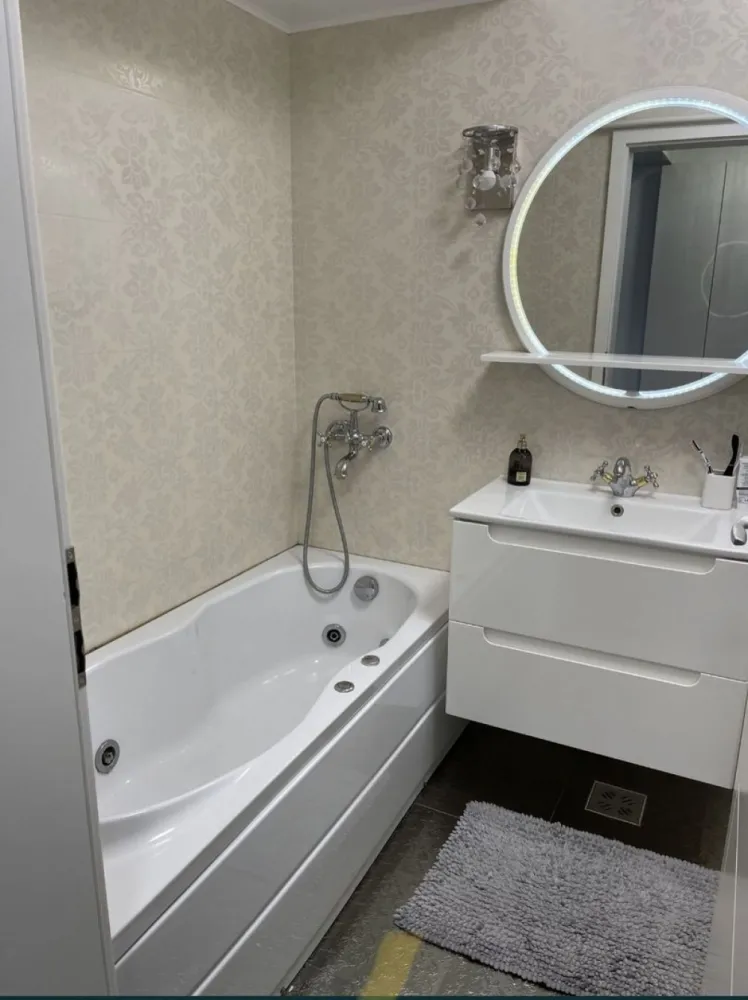 Ap mobilat cu parcare inclusa - Proprietar ,vand apartament cu 2 camere pe Bulevardul Aurel Vlaicu,vis a vis de Vivo Mall la M-uri,etajul 3 din 7. Imobilul are suprafata utila de 54mp și 65 mp construiți .dispune de un living generos,dormitor,baie,bucatarie,hol și balcon închis cu sticla securizata,deschidere cu telecomanda Centrala pe gaz/încălzire in pardoseala! Atentie; se vinde utilat si mobilat cu materiale de înaltă calitate! -rulouri -parcare privată stipulată in CF inclusă in preț Rog agențiile imobiliare sa nu deranjeze! Se accepta și credit ipotecar!