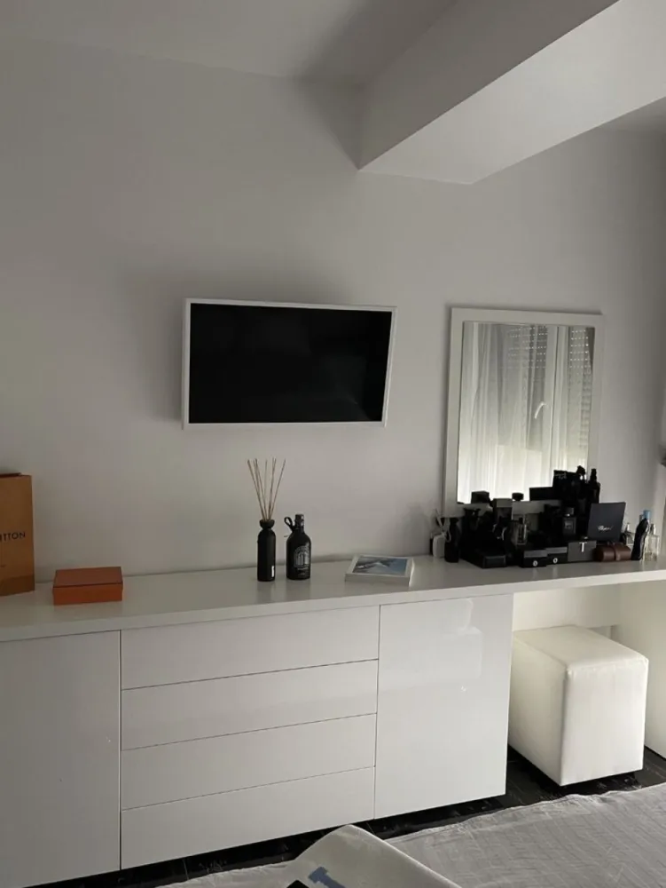 Ap mobilat cu parcare inclusa - Proprietar ,vand apartament cu 2 camere pe Bulevardul Aurel Vlaicu,vis a vis de Vivo Mall la M-uri,etajul 3 din 7. Imobilul are suprafata utila de 54mp și 65 mp construiți .dispune de un living generos,dormitor,baie,bucatarie,hol și balcon închis cu sticla securizata,deschidere cu telecomanda Centrala pe gaz/încălzire in pardoseala! Atentie; se vinde utilat si mobilat cu materiale de înaltă calitate! -rulouri -parcare privată stipulată in CF inclusă in preț Rog agențiile imobiliare sa nu deranjeze! Se accepta și credit ipotecar!