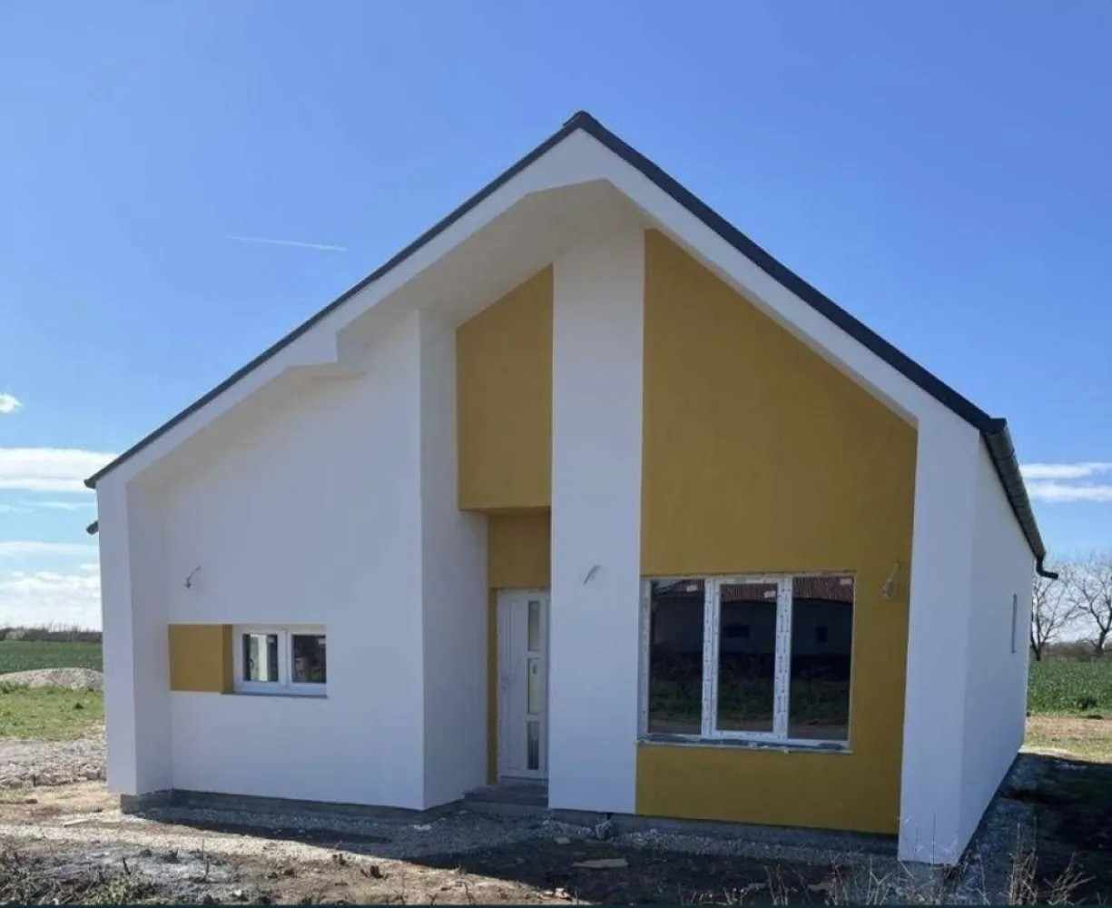 Casa noua langa Aquapark Satu mare - DE VANZARE CASA NOUA PARTER Locatia: Terenul apartine de UAT Lazuri, iar casa se afla, langa Padurea Noroieni, la 5 minute de AQUA PARK, la asfalt! Casa este alcatuita din doua dormitoare, doua bai, salon cu bucatarie plus terasa acoperira. - Casa este nou construita pe structura clasica (caramida, lemn, beton) - Suprafata totala este de 95 mp - Termoizolatie exterioara cu polistiren de 10 cm, eps 80, plus tencuiala decorativa siliconata; - Geamuri termopan - Glafuri din granit de 2 cm - Interiorul se preda in stadiul de semifinisat, avand peretii tencuiti si gletuiti - Incalzirea este in pardoseala - Instalatia electrica noua - Sapa turnata - pod izolat cu spuma poliuretanica Casa are acoperisul cu orientare sudica, ideala pentru panouri fotovoltaice, panouri care ofera economii importante la consumul de energie electrica. Terenul aferent constructiei este de 434 mp, avand front de 17 ml Utilitatile cu care se preda casa sunt: - Bransament electric trifazat - Bransament de apa Pret informativ: 74.990 euro Tel: 0745193813 Tel: 0742284444