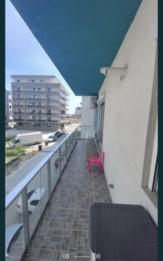 Vand apartament de lux - Vand apartament de lux zona Mamaia Nord Langa ZEV(vizavi Lidle) strada Bd.Mamaia Nord nr.20 sc.D ap.6.Este prevazut in contract cu piscina blocului dar momentan nu s-a construit.Mobila este de actualitate si are un design vintage-modern.Are toate dotarile necesare unei locuinte si unui confort.Jaluzele electrice pe telecomanda,tv plasma stil tablou,mobilier Mobexpert etc..Pt mai multe detalii 0737979897