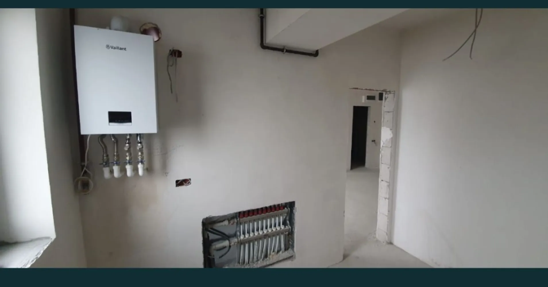 Aprtament exceptional Campus - Vand apartament deosebit, intr-un bloc nou, situat intr-o zona si o pozitie exceptionala, în vecinatatea campusului universitar, lacului Siutghiol, Marii Negre, Sat Vacanta si parcuri.   Este situat la etajul 4 în complexul de apartamente Aviatorii Residence 3. Ofera o priveliste unica catre lacul Siutghiol si mare, fara riscul de a pierde aceasa priveliste. Este un apartament cu 2 camere transformat în 3 camere. Are suprafata utila de 64m cu urmatoarea compartimentare: 2 dormitoare, living, 1 baie,  bucatarie si terasa. Apartamentul se vinde la alb, cu terasa finalizata, împreuna cu un loc de parcare subteran. 0744798668 Cristian