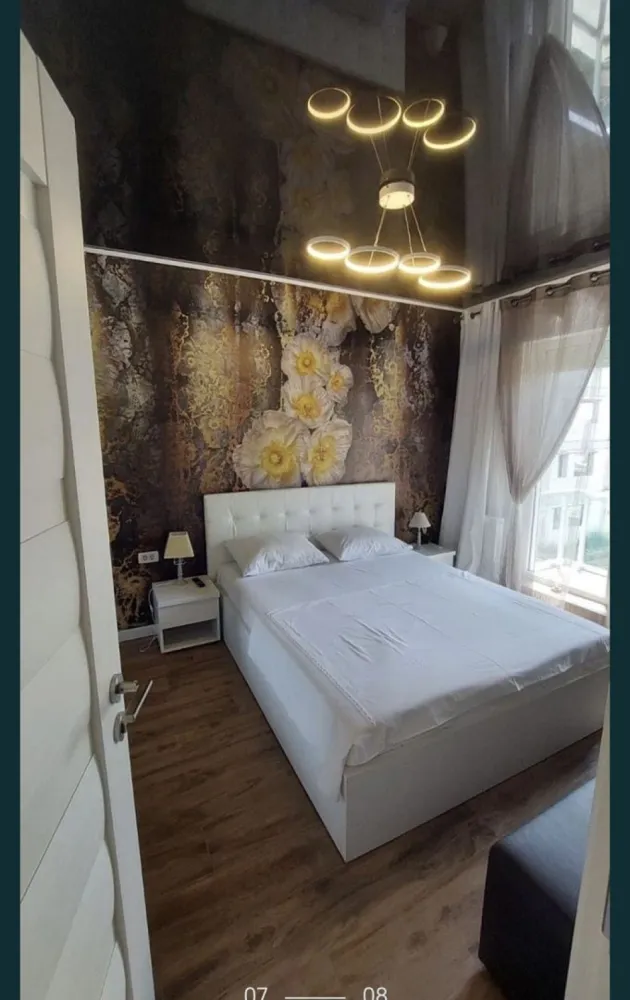 Vand apartament de lux - Vand apartament de lux zona Mamaia Nord Langa ZEV(vizavi Lidle) strada Bd.Mamaia Nord nr.20 sc.D ap.6.Este prevazut in contract cu piscina blocului dar momentan nu s-a construit.Mobila este de actualitate si are un design vintage-modern.Are toate dotarile necesare unei locuinte si unui confort.Jaluzele electrice pe telecomanda,tv plasma stil tablou,mobilier Mobexpert etc..Pt mai multe detalii 0737979897
