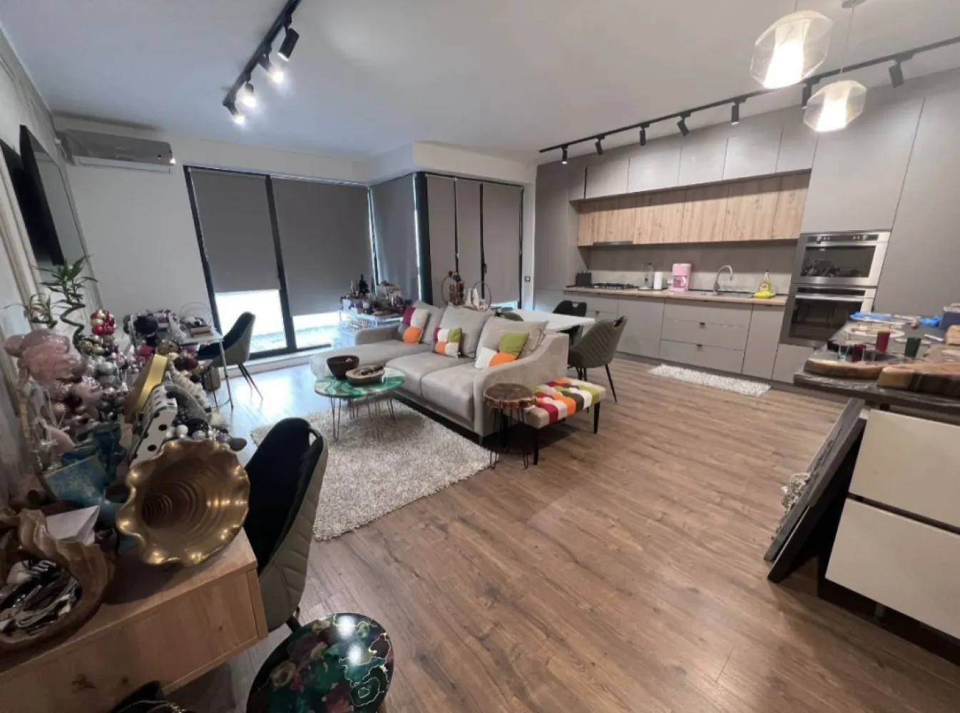 Ap 2 camere Tomis Park cu terasa 108 utili schimb - Vand apartament cu 2 camere decomandat in Complexul Tomis Park, etaj 1 din 8 cu terasa , 108 m utili, mobilat utilat rovere, centrala pe gaz Bosch, aer conditionat, tv 3d, frigider incoporat Samsung, accept anumite schimburi.