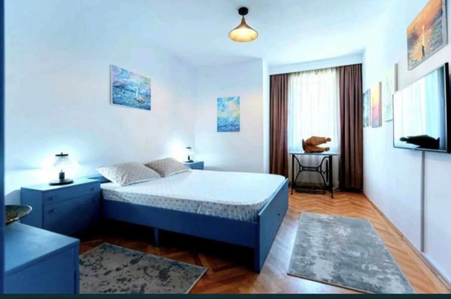 Downtown clasic, consulatul Turciei,2 camere - Citiți descrierea de mai jos, este lungă...dar veți înțelege ulterior de ce v-am recomandat să o citiți. Proprietar, vând apartament decomandat, confort 0, situat la etajul 3/4 în blocul amplasat exact lângă Consulatul Turciei de pe b-dul Ferdinand, cu vedere către strada Traian și Portul Constanța. Adresa exactă a imobilului este b-dul Ferdinand nr.84, bl. R2, Sc.C, Etaj 3. Accesul în bloc se poate face atât din b-dul Ferdinand cât și din strada Cuza Vodă, acolo fiind și parcarea auto (în spatele blocului). Blocul este finalizat în 1988 fiind construit de I.C.H Constanța și este o construcție mai deosebită din pricina dimensiunii apartamentelor, formei sale solide și a materialelor utilizate (caramida cu rupere termica de 60cm grosime), exteriorul blocului prezentând ranforsări din beton armat. Aceste apartamente erau destinate exclusiv șefilor din diferitele institutii. Centrală gaze, parchet clasic - recondiționat, 2 balcoane și 2 dressing-uri. Apartamentul are 68mp - 1 balcon mare la sufragerie + 1 balcon mic la bucătărie unde se află amplasat și aragazul - motiv pentru care se poate găti fără miros sau fum în bucătărie. Aragazul fiind în balcon, la un moment dat bucatăria poate fi transformată într-o altă cameră daca se doreste. Pereții au grosimea de 60cm, fiind din cărămidă cu rupere termică. Temperatura în apartament pe timp de iarnă este de 23 grade constant - fără a funcționa centrala si a face risipă de gaze. (Da, e incredibil să nu consumi gaze pentru a avea căldură în apartament). 1 dressing pe hol lângă dormitor + 1 dressing (spațiu depozitare) în bucătărie (în afară de balconul unde este amplasat aragazul). În sufragerie există și posibilitatea de montare a unui șemineu, existând spatiul pentru montare acestuia și horn care are ieșirea pe bloc (așa a fost proiectat blocul). Acest apartament reprezintă o investiție întrucât: apartamentul poate fi închiriat pe termen lung (sunt superhost pe aplicatia Airbnb) din pricina poziției sale, costuri reduse pentru deplasări în Centrul istoric - piața Ovidiu sau faleza Casino, cost extrem de redus pentru încălzire pe timp de iarnă din pricina faptului că nici un perete nu este pe colț iar apartamentul este încadrat, costuri reduse la deplasările cu autoturismul, stații de autobuz la scară, școli și licee în apropiere - Școala 24, Liceul Ovidiu, Liceul Traian, piața Griviței, piața Unirii, gara CFR. Zona este considerată sigură din punct de vedere al infracționalității întrucât Consulatul Turciei este situat la 5m de bloc, fiind păzit 24/24 de Jandarmeria Română. Sufrageria are suprafața de 5,5 metri lungime / 3,6 metri lățime (este foarte mare - 20mp) și a fost decorată de tatăl subsemnatului cu obiecte de colecție și antichități. Picturile ce sunt realizate în ulei pe pânză dar și obiectele (antichități autentice) se pot vinde și împreună cu apartamentul, dar bineînțeles pentru un alt preț. Prețul cerut pentru acest apartament este pe deplin justificat deoarece: în cartierul "Tomis Plus" car
