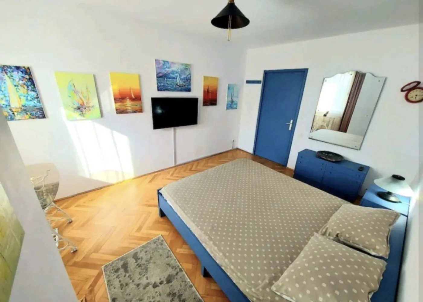 Downtown clasic, consulatul Turciei,2 camere - Citiți descrierea de mai jos, este lungă...dar veți înțelege ulterior de ce v-am recomandat să o citiți. Proprietar, vând apartament decomandat, confort 0, situat la etajul 3/4 în blocul amplasat exact lângă Consulatul Turciei de pe b-dul Ferdinand, cu vedere către strada Traian și Portul Constanța. Adresa exactă a imobilului este b-dul Ferdinand nr.84, bl. R2, Sc.C, Etaj 3. Accesul în bloc se poate face atât din b-dul Ferdinand cât și din strada Cuza Vodă, acolo fiind și parcarea auto (în spatele blocului). Blocul este finalizat în 1988 fiind construit de I.C.H Constanța și este o construcție mai deosebită din pricina dimensiunii apartamentelor, formei sale solide și a materialelor utilizate (caramida cu rupere termica de 60cm grosime), exteriorul blocului prezentând ranforsări din beton armat. Aceste apartamente erau destinate exclusiv șefilor din diferitele institutii. Centrală gaze, parchet clasic - recondiționat, 2 balcoane și 2 dressing-uri. Apartamentul are 68mp - 1 balcon mare la sufragerie + 1 balcon mic la bucătărie unde se află amplasat și aragazul - motiv pentru care se poate găti fără miros sau fum în bucătărie. Aragazul fiind în balcon, la un moment dat bucatăria poate fi transformată într-o altă cameră daca se doreste. Pereții au grosimea de 60cm, fiind din cărămidă cu rupere termică. Temperatura în apartament pe timp de iarnă este de 23 grade constant - fără a funcționa centrala si a face risipă de gaze. (Da, e incredibil să nu consumi gaze pentru a avea căldură în apartament). 1 dressing pe hol lângă dormitor + 1 dressing (spațiu depozitare) în bucătărie (în afară de balconul unde este amplasat aragazul). În sufragerie există și posibilitatea de montare a unui șemineu, existând spatiul pentru montare acestuia și horn care are ieșirea pe bloc (așa a fost proiectat blocul). Acest apartament reprezintă o investiție întrucât: apartamentul poate fi închiriat pe termen lung (sunt superhost pe aplicatia Airbnb) din pricina poziției sale, costuri reduse pentru deplasări în Centrul istoric - piața Ovidiu sau faleza Casino, cost extrem de redus pentru încălzire pe timp de iarnă din pricina faptului că nici un perete nu este pe colț iar apartamentul este încadrat, costuri reduse la deplasările cu autoturismul, stații de autobuz la scară, școli și licee în apropiere - Școala 24, Liceul Ovidiu, Liceul Traian, piața Griviței, piața Unirii, gara CFR. Zona este considerată sigură din punct de vedere al infracționalității întrucât Consulatul Turciei este situat la 5m de bloc, fiind păzit 24/24 de Jandarmeria Română. Sufrageria are suprafața de 5,5 metri lungime / 3,6 metri lățime (este foarte mare - 20mp) și a fost decorată de tatăl subsemnatului cu obiecte de colecție și antichități. Picturile ce sunt realizate în ulei pe pânză dar și obiectele (antichități autentice) se pot vinde și împreună cu apartamentul, dar bineînțeles pentru un alt preț. Prețul cerut pentru acest apartament este pe deplin justificat deoarece: în cartierul "Tomis Plus" car
