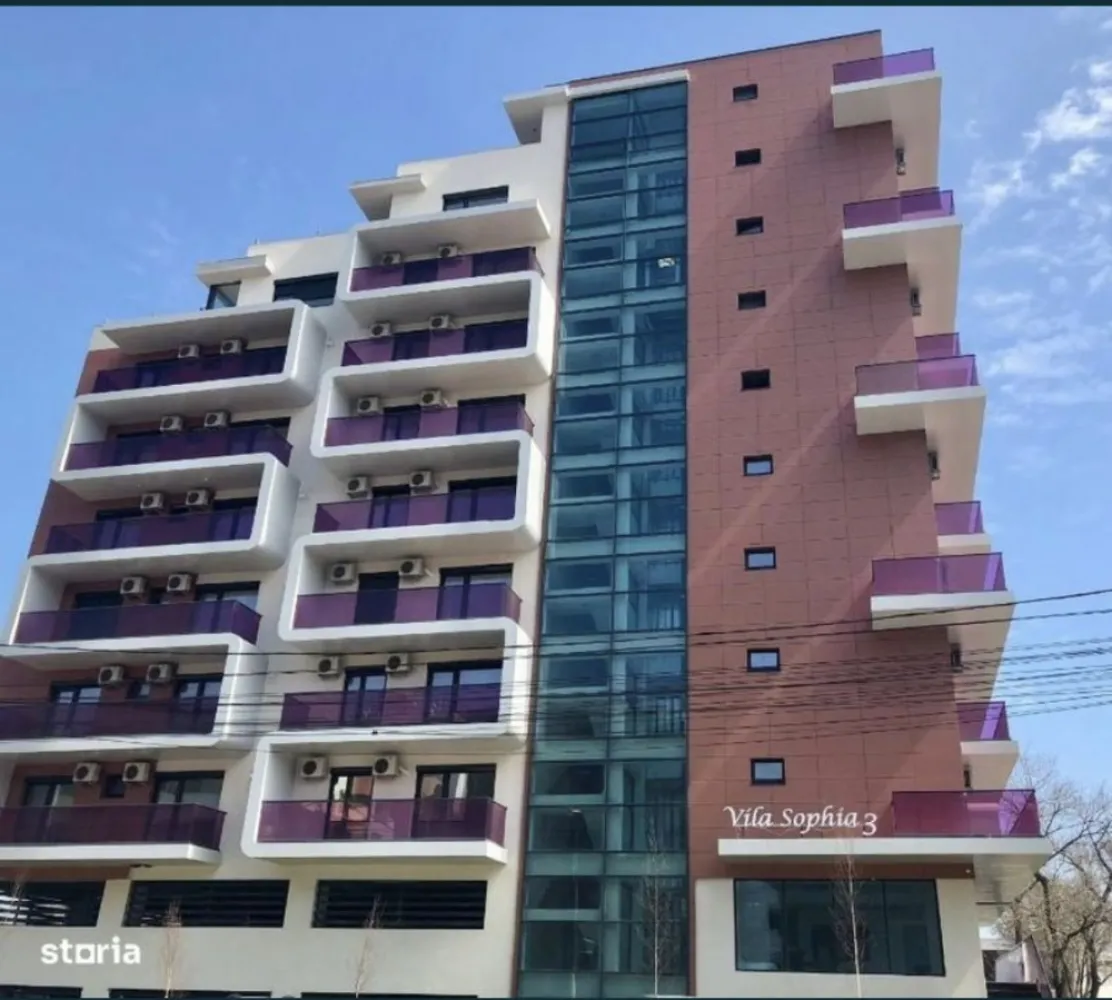 Ap 2 camere langa hotel Vega - Vand apartament cu 2 camere in zona "La Butoaie". imobilul se afla pe partea cu marea iar plaja este la o distanta de 1 minut de mers pe jos. Apartamentul este semidecomandat fiind impartit in living cu bucatarie open space, din care se face accesul catre dormitor, baie si balcon. Zona este una foarte buna, avand aproape magazine, restaurante, hotelul Vega, mijloace de transport in comun etc. Apartamentul dispune de un loc de parcare in subsolul blocului, inclus in pret.