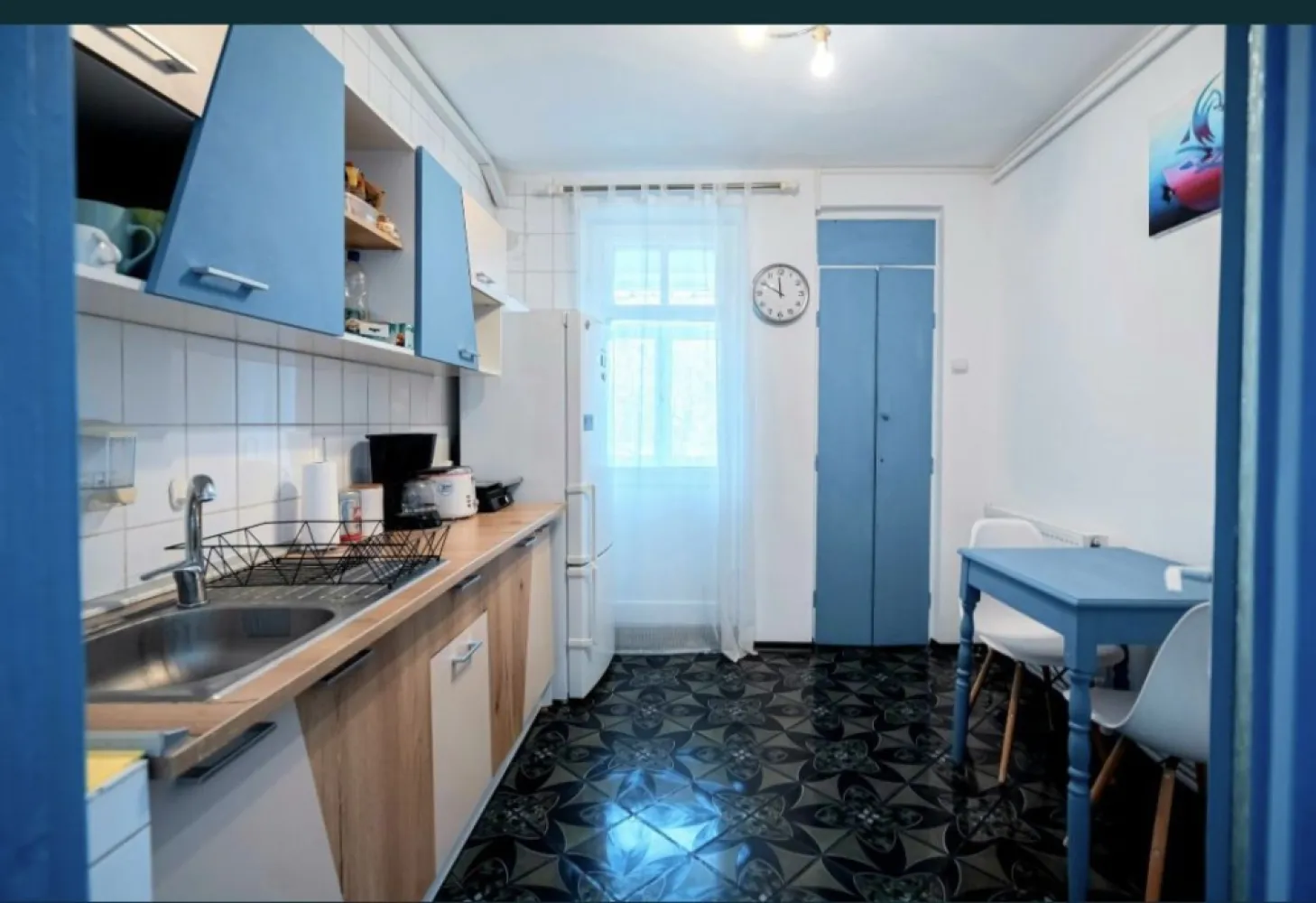 Downtown clasic, consulatul Turciei,2 camere - Citiți descrierea de mai jos, este lungă...dar veți înțelege ulterior de ce v-am recomandat să o citiți. Proprietar, vând apartament decomandat, confort 0, situat la etajul 3/4 în blocul amplasat exact lângă Consulatul Turciei de pe b-dul Ferdinand, cu vedere către strada Traian și Portul Constanța. Adresa exactă a imobilului este b-dul Ferdinand nr.84, bl. R2, Sc.C, Etaj 3. Accesul în bloc se poate face atât din b-dul Ferdinand cât și din strada Cuza Vodă, acolo fiind și parcarea auto (în spatele blocului). Blocul este finalizat în 1988 fiind construit de I.C.H Constanța și este o construcție mai deosebită din pricina dimensiunii apartamentelor, formei sale solide și a materialelor utilizate (caramida cu rupere termica de 60cm grosime), exteriorul blocului prezentând ranforsări din beton armat. Aceste apartamente erau destinate exclusiv șefilor din diferitele institutii. Centrală gaze, parchet clasic - recondiționat, 2 balcoane și 2 dressing-uri. Apartamentul are 68mp - 1 balcon mare la sufragerie + 1 balcon mic la bucătărie unde se află amplasat și aragazul - motiv pentru care se poate găti fără miros sau fum în bucătărie. Aragazul fiind în balcon, la un moment dat bucatăria poate fi transformată într-o altă cameră daca se doreste. Pereții au grosimea de 60cm, fiind din cărămidă cu rupere termică. Temperatura în apartament pe timp de iarnă este de 23 grade constant - fără a funcționa centrala si a face risipă de gaze. (Da, e incredibil să nu consumi gaze pentru a avea căldură în apartament). 1 dressing pe hol lângă dormitor + 1 dressing (spațiu depozitare) în bucătărie (în afară de balconul unde este amplasat aragazul). În sufragerie există și posibilitatea de montare a unui șemineu, existând spatiul pentru montare acestuia și horn care are ieșirea pe bloc (așa a fost proiectat blocul). Acest apartament reprezintă o investiție întrucât: apartamentul poate fi închiriat pe termen lung (sunt superhost pe aplicatia Airbnb) din pricina poziției sale, costuri reduse pentru deplasări în Centrul istoric - piața Ovidiu sau faleza Casino, cost extrem de redus pentru încălzire pe timp de iarnă din pricina faptului că nici un perete nu este pe colț iar apartamentul este încadrat, costuri reduse la deplasările cu autoturismul, stații de autobuz la scară, școli și licee în apropiere - Școala 24, Liceul Ovidiu, Liceul Traian, piața Griviței, piața Unirii, gara CFR. Zona este considerată sigură din punct de vedere al infracționalității întrucât Consulatul Turciei este situat la 5m de bloc, fiind păzit 24/24 de Jandarmeria Română. Sufrageria are suprafața de 5,5 metri lungime / 3,6 metri lățime (este foarte mare - 20mp) și a fost decorată de tatăl subsemnatului cu obiecte de colecție și antichități. Picturile ce sunt realizate în ulei pe pânză dar și obiectele (antichități autentice) se pot vinde și împreună cu apartamentul, dar bineînțeles pentru un alt preț. Prețul cerut pentru acest apartament este pe deplin justificat deoarece: în cartierul "Tomis Plus" car