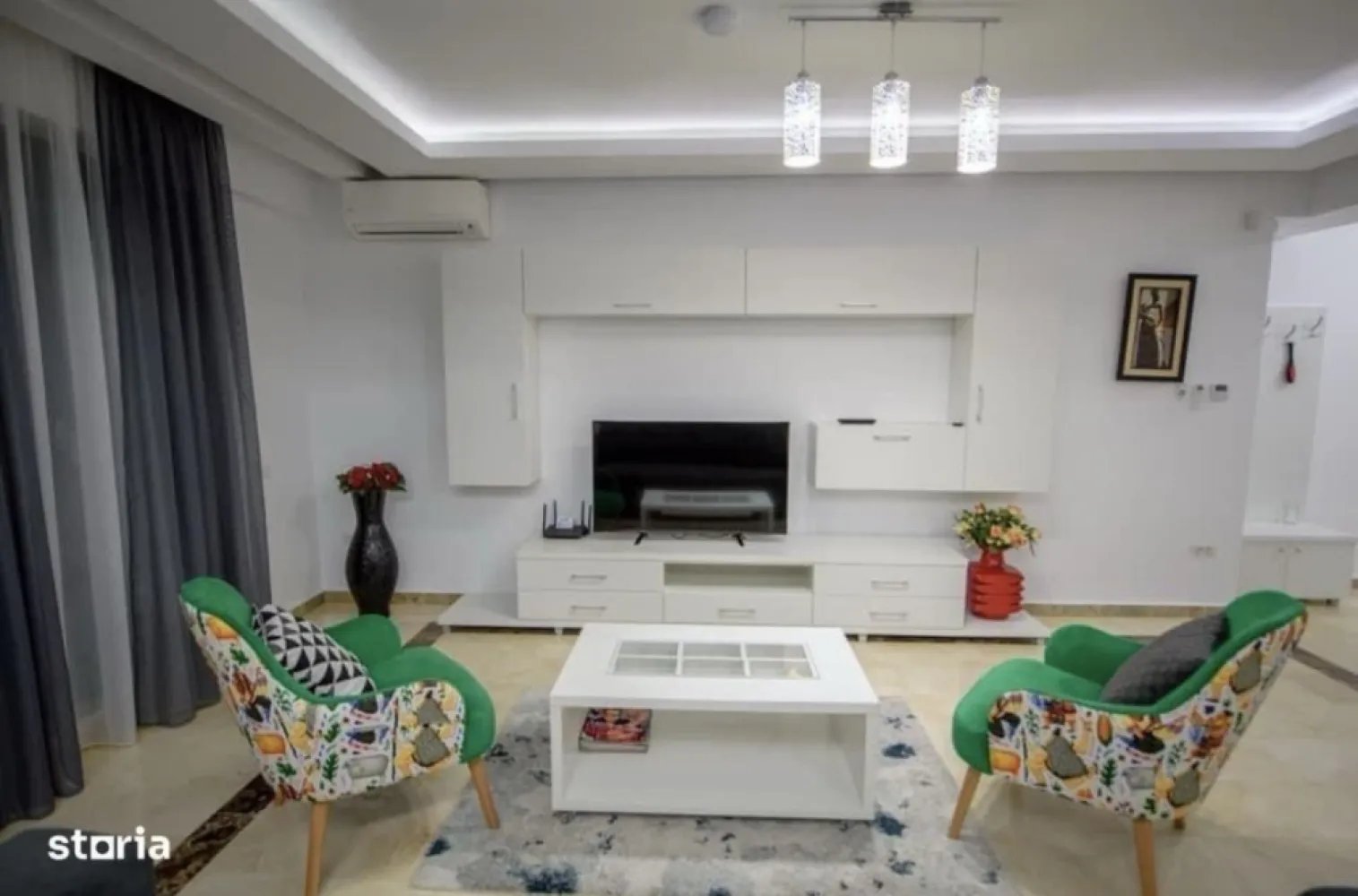 Ap 2 camere langa hotel Vega - Vand apartament cu 2 camere in zona "La Butoaie". imobilul se afla pe partea cu marea iar plaja este la o distanta de 1 minut de mers pe jos. Apartamentul este semidecomandat fiind impartit in living cu bucatarie open space, din care se face accesul catre dormitor, baie si balcon. Zona este una foarte buna, avand aproape magazine, restaurante, hotelul Vega, mijloace de transport in comun etc. Apartamentul dispune de un loc de parcare in subsolul blocului, inclus in pret.