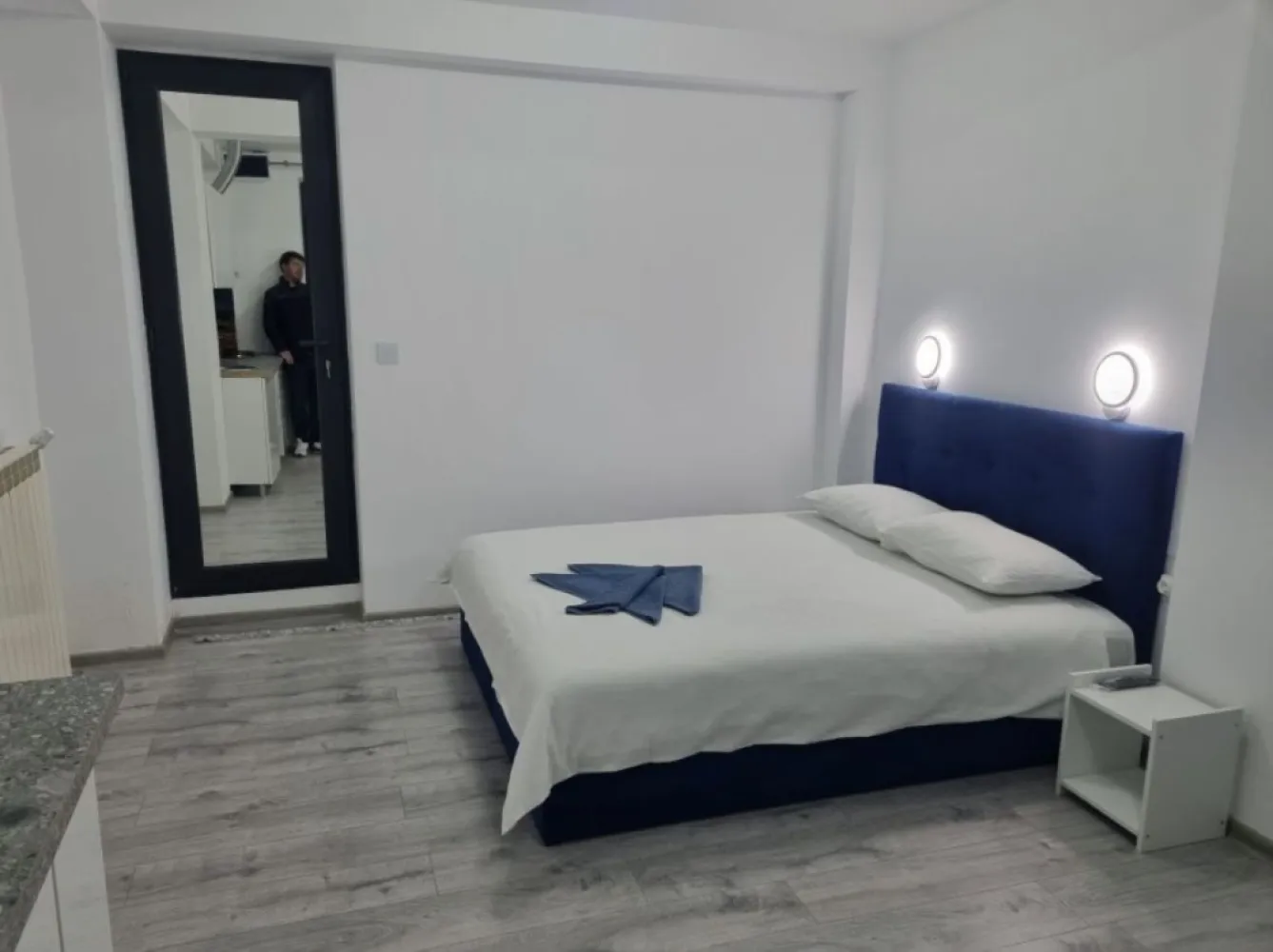 Ap Delfinariu Constanta - vând un studio compus din living și bucătărie open space , baie și dormitor, și o garsoniera lipita de aparent cu baie și bucătărie, acestea au intrare separata direct din strada ,, este totul nou se afla la distanta mica de plaja trei papuci, lângă mc Donald și langa delfinariu. Sunt propietarul locației. sa vand împreună, nu am cum sa le vând separat