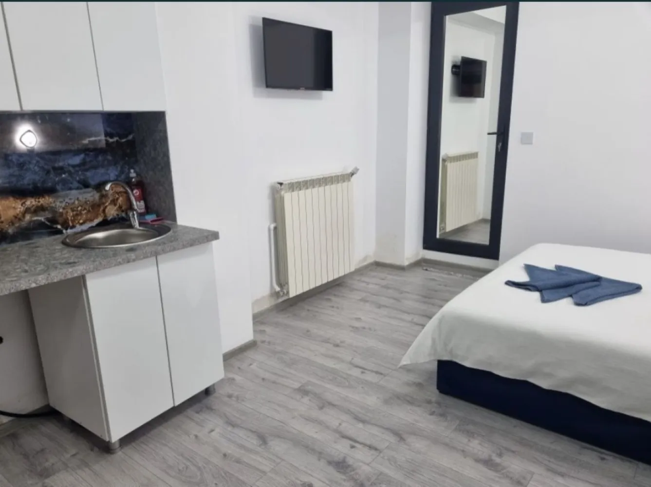 Ap Delfinariu Constanta - vând un studio compus din living și bucătărie open space , baie și dormitor, și o garsoniera lipita de aparent cu baie și bucătărie, acestea au intrare separata direct din strada ,, este totul nou se afla la distanta mica de plaja trei papuci, lângă mc Donald și langa delfinariu. Sunt propietarul locației. sa vand împreună, nu am cum sa le vând separat